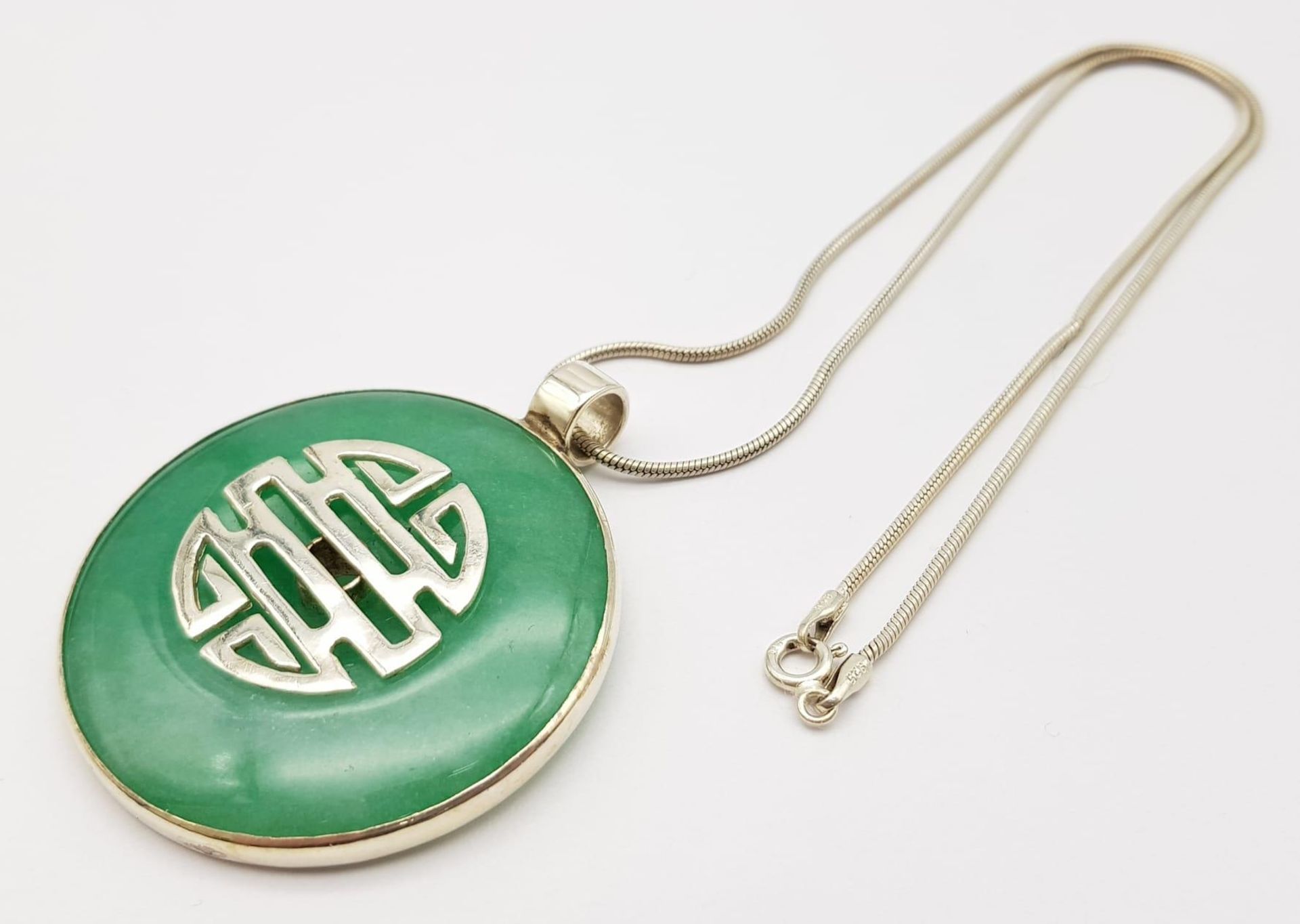 A Vintage, Sterling Silver, Large Jade ‘Spinner’ Pendant Necklace. 40cm Length Sterling Silver - Image 2 of 9