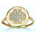 A 14K YELLOW GOLD WHITE STONE SET RING. 1.8G. SIZE Q.