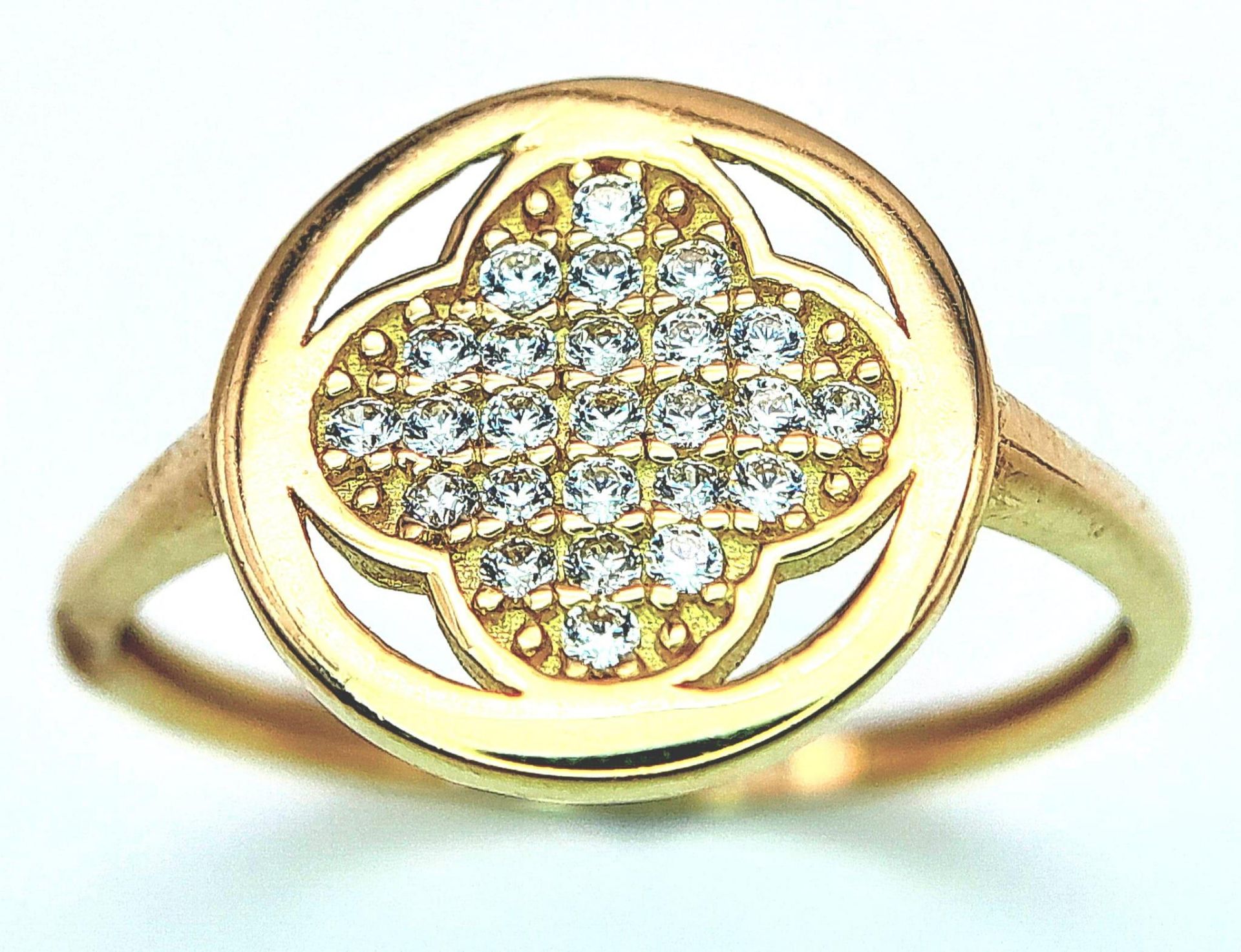 A 14K YELLOW GOLD WHITE STONE SET RING. 1.8G. SIZE Q.