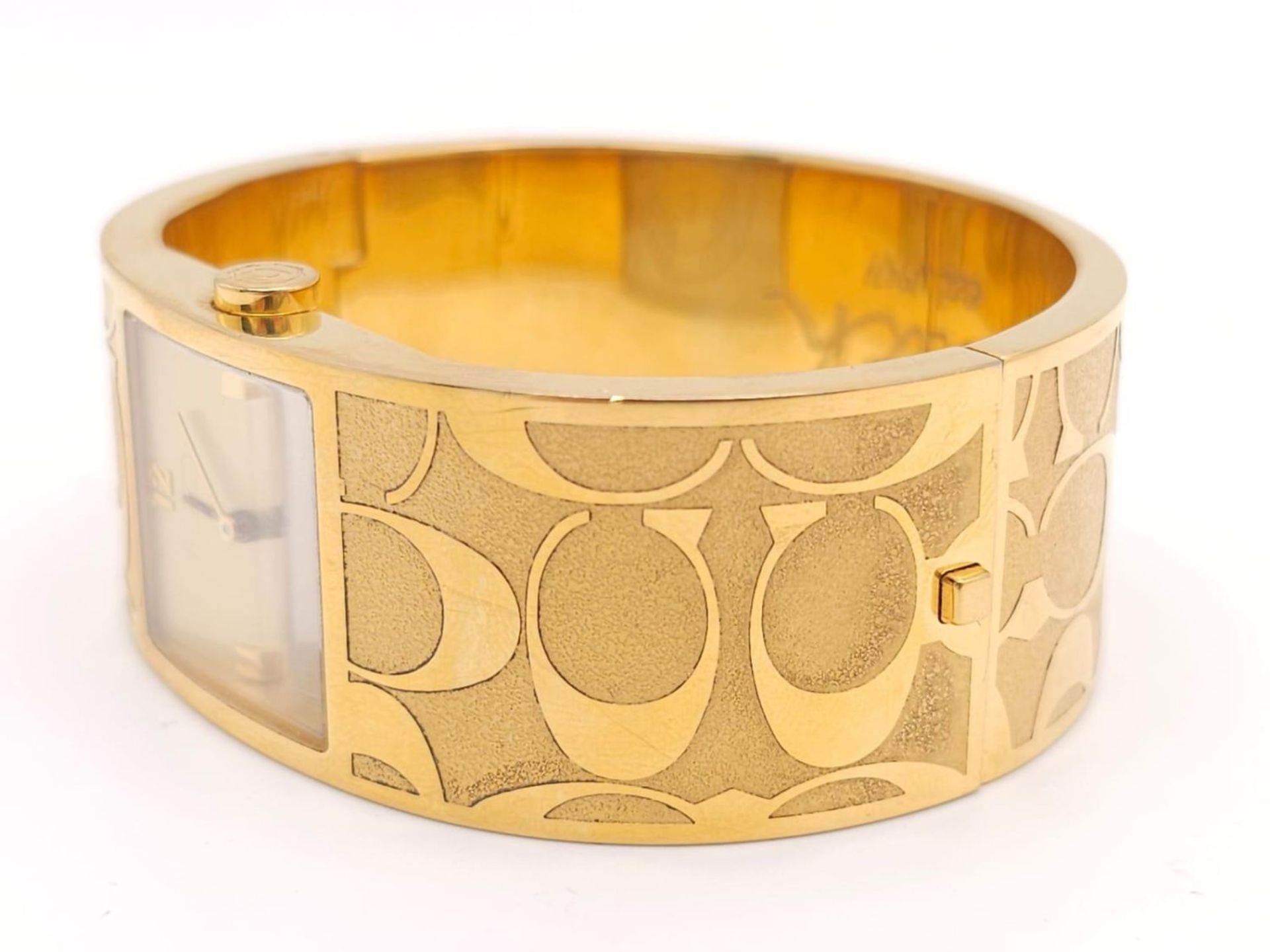 A CLIP BANGLE FASHION WATCH BY COACH , WITH QUARTZ MOVEMENT AND SQUARE GOLD TONE DIAL . COMES WITH - Bild 13 aus 24