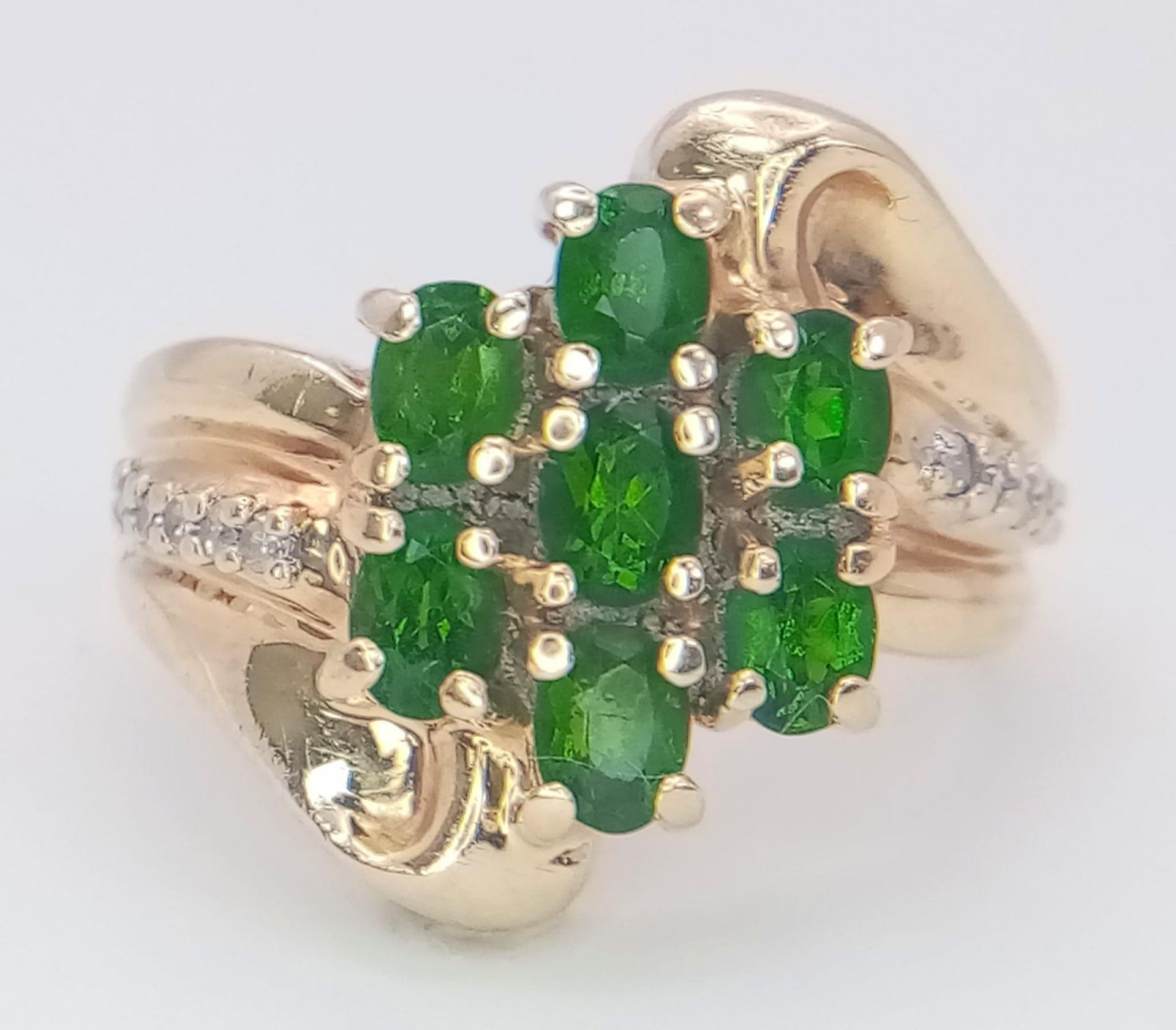 A 14K Yellow Gold, Diamond and Green Stone Ring. Size M, 6.5g total weight. Ref: SC 7073 - Image 5 of 11