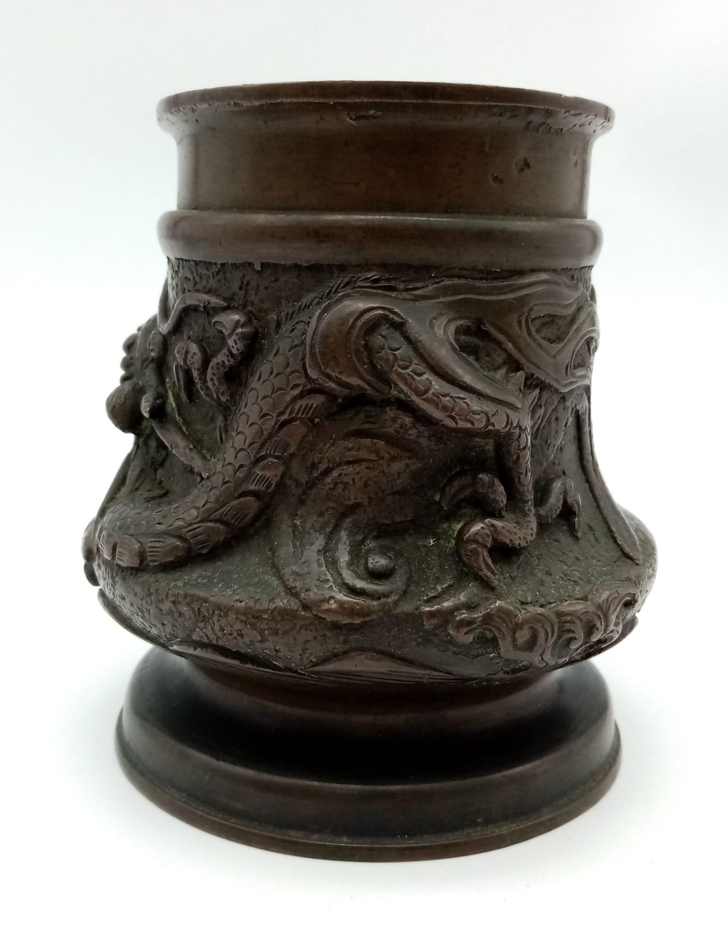 A Visually Stunning Antique Chinese Bronze Brush Pot - With wonderful flowing dragon decoration. - Bild 4 aus 11