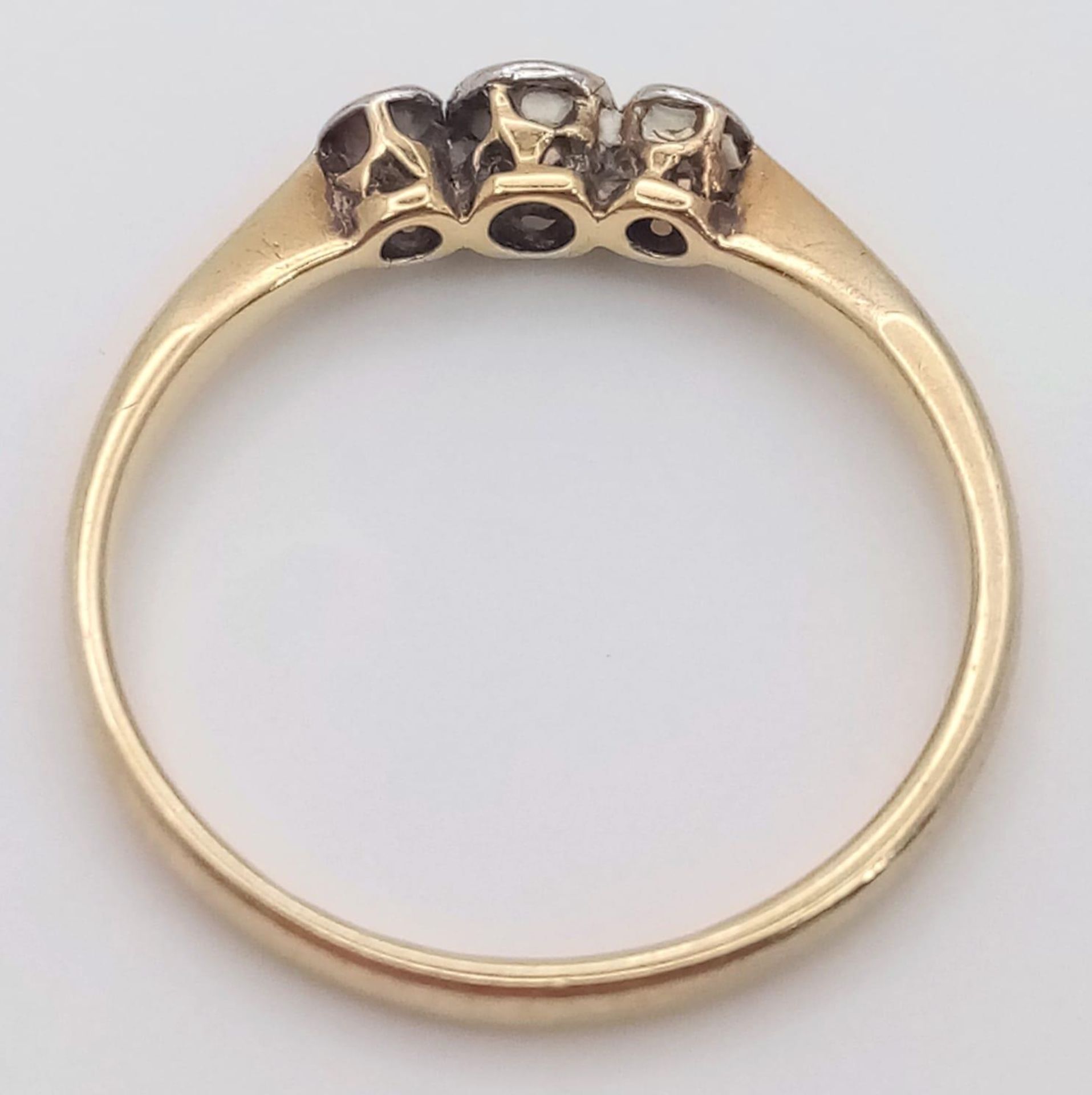 An antique 18 K yellow gold ring with a trilogy of old cut diamonds. Size: M, weight: 1.9 g. - Image 3 of 4