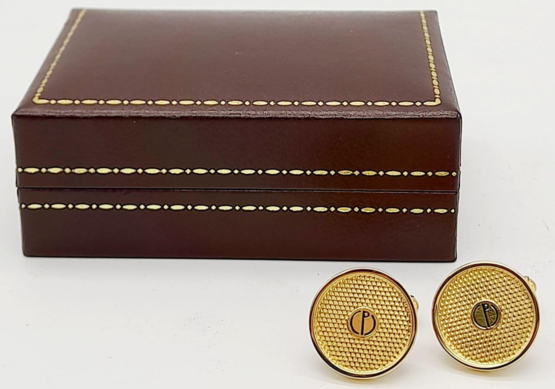 A Pair of Yellow Gold Gilt Round Engine Turned Cufflinks by Dunhill in their original presentation - Bild 4 aus 13