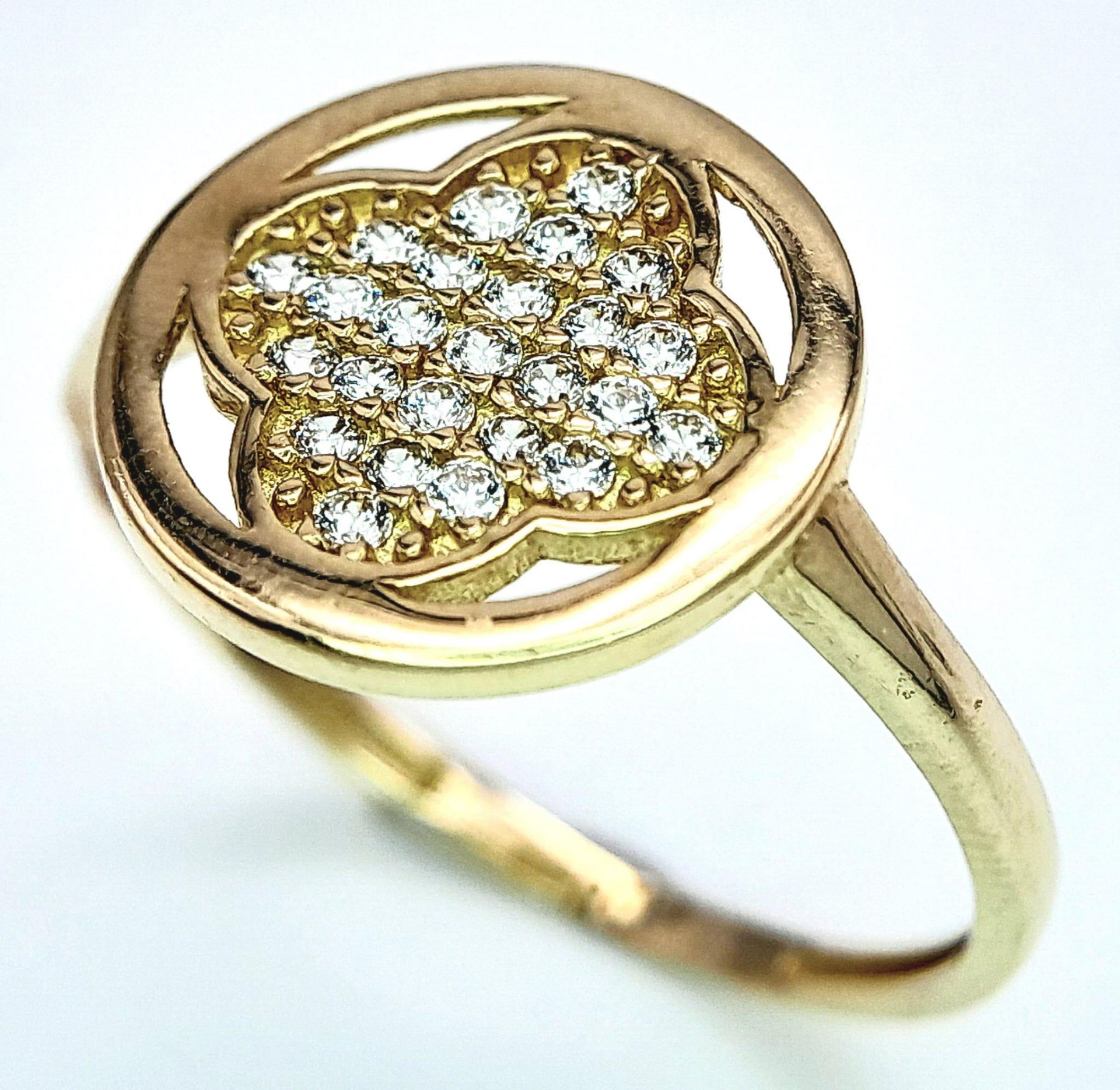 A 14K YELLOW GOLD WHITE STONE SET RING. 1.8G. SIZE Q. - Image 3 of 9