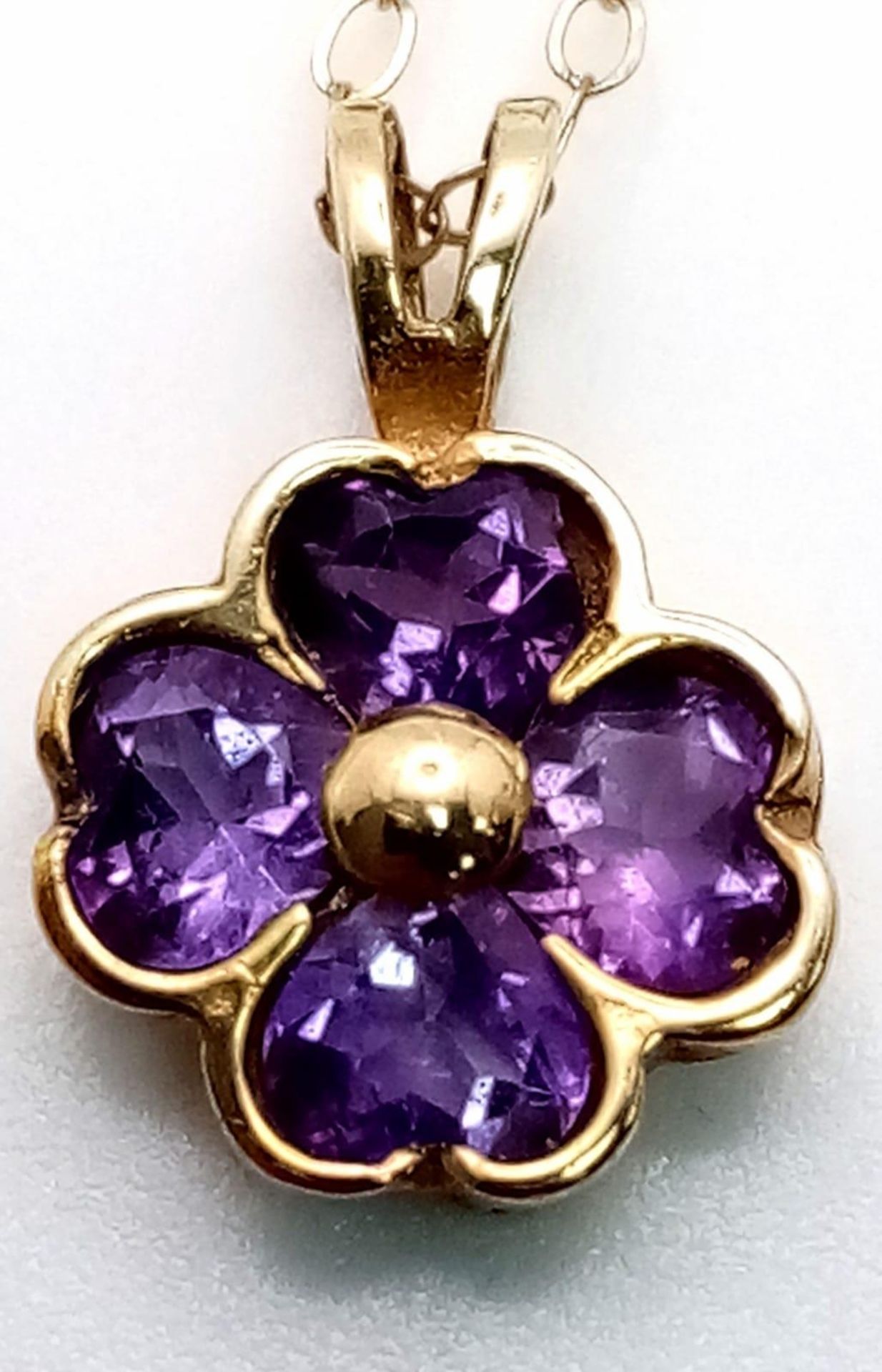A pretty 9K Yellow Gold (tested as) Amethyst Flower pendant on Necklace, 1.3g total weight, 18” - Image 2 of 9