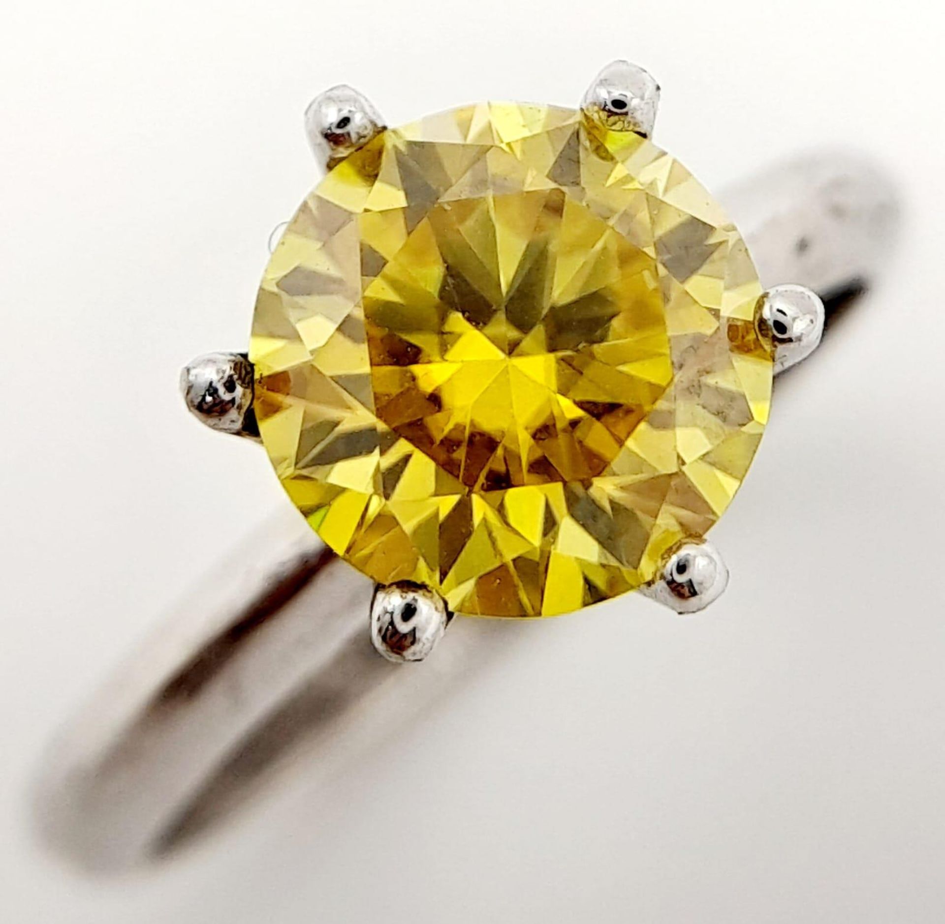 A sterling silver solitaire ring with a round cut yellow moissanite (2 carats), size: N1/2, - Bild 3 aus 9