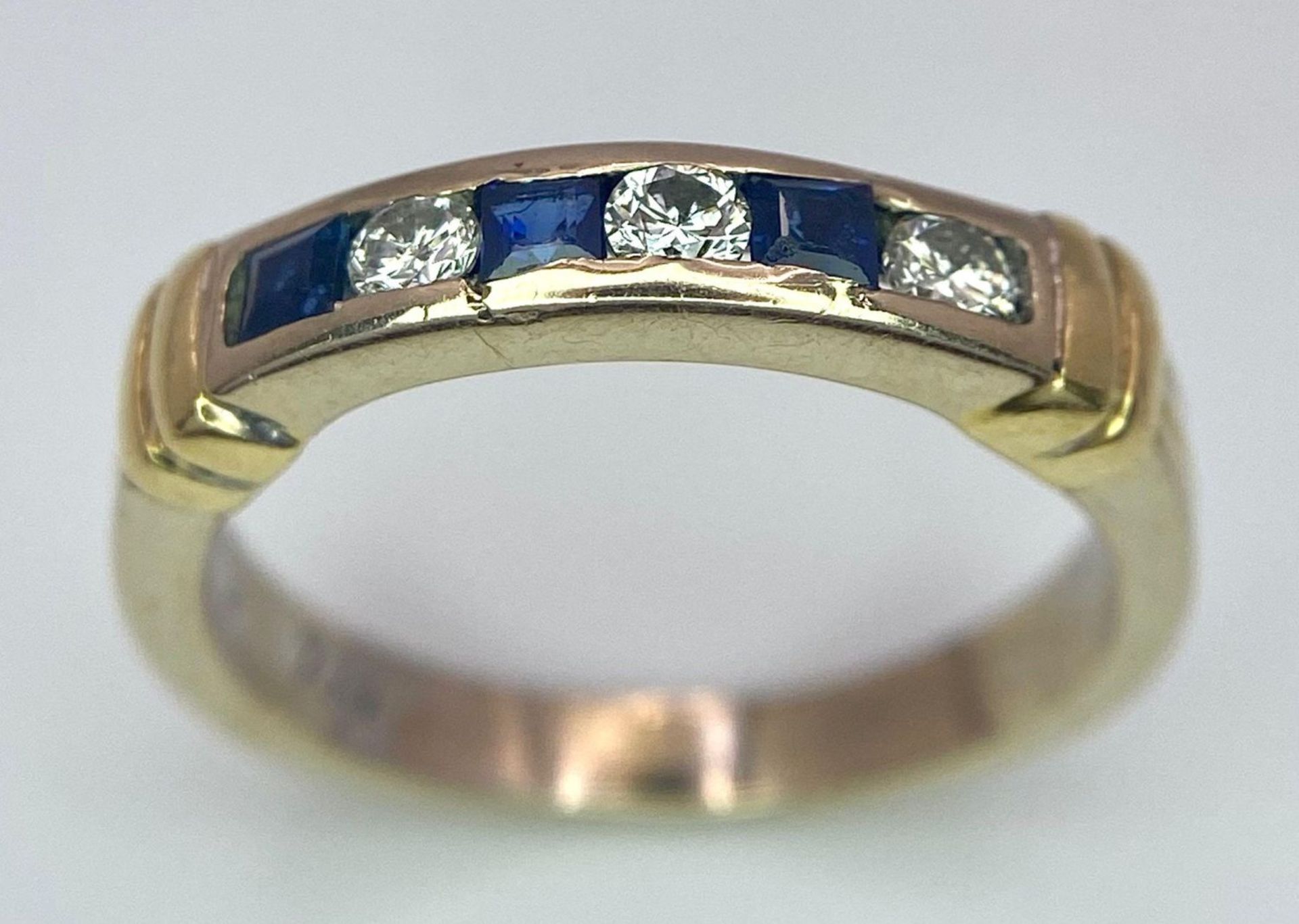 An 18 K yellow gold ring with alternating blue sapphires and diamonds. Size: K, weight: 3.2 g. - Image 10 of 13