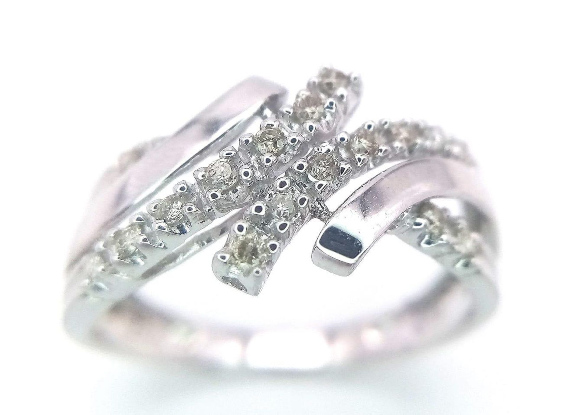 A FANCY 9K WHITE GOLD DIAMOND CROSSOVER RING, APPROX 0.15CT DIAMONDS, WEIGHT 2.6G SIZE Q - Bild 3 aus 12