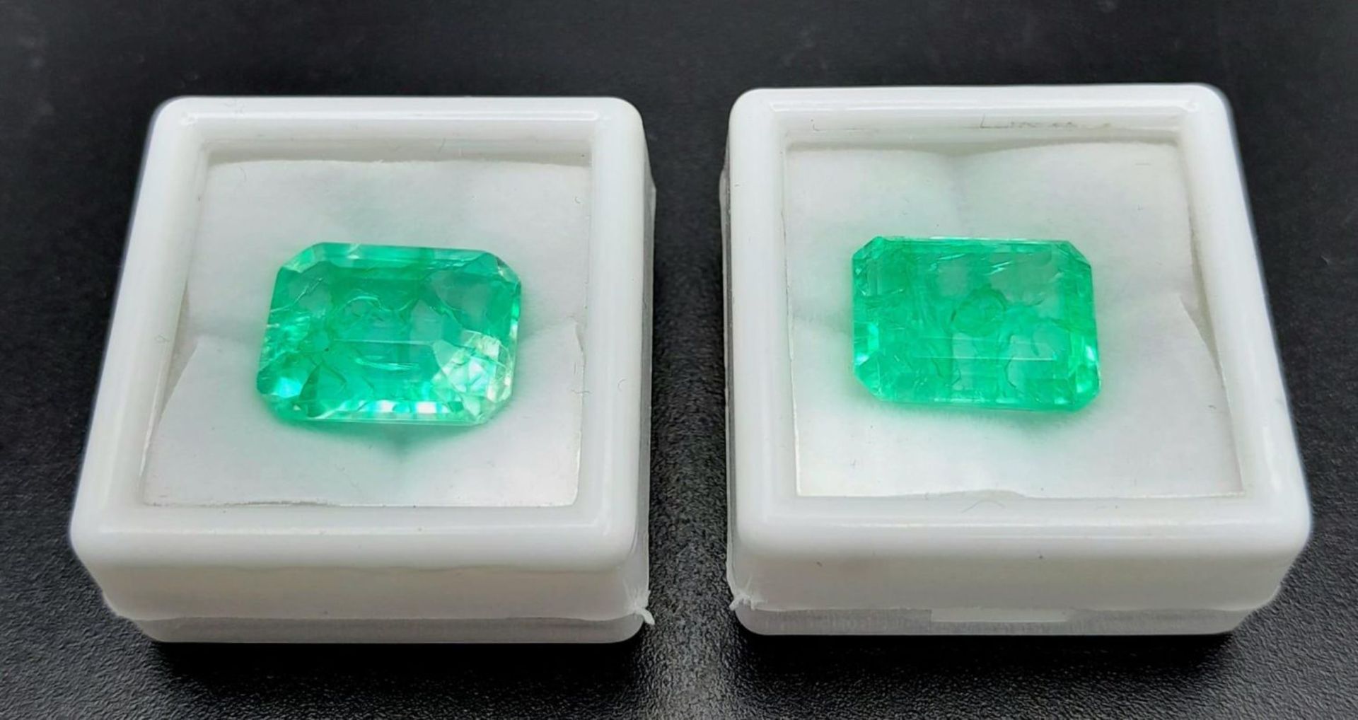 A very interesting pair of green quartz, emerald cut. Dimensions: 14 x 10 x 8mm, weight: 8 carats - Image 8 of 8