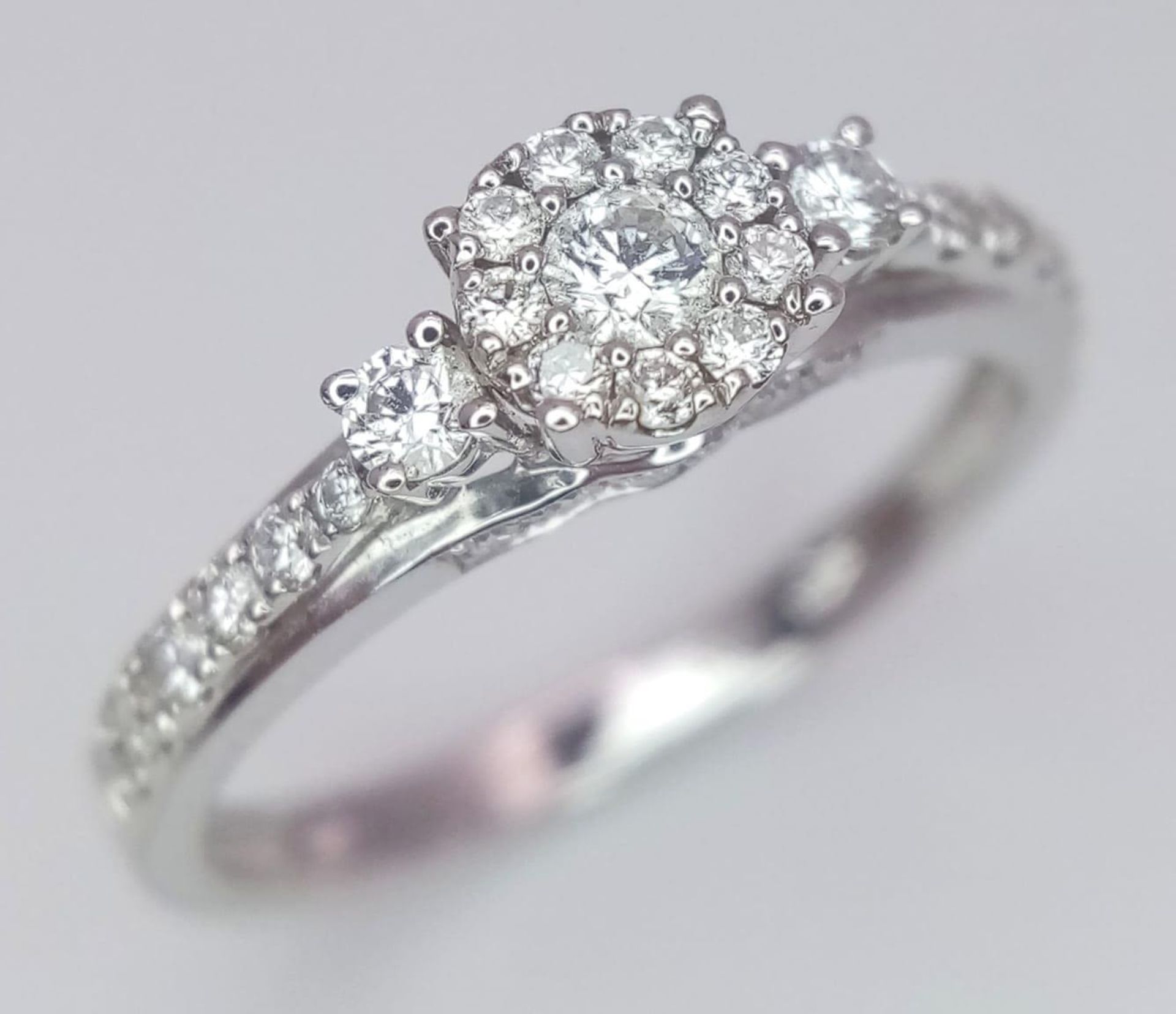 A 9 K white gold ring with a diamond cluster and more diamonds on the shoulders (total 0.41 carats), - Image 3 of 8