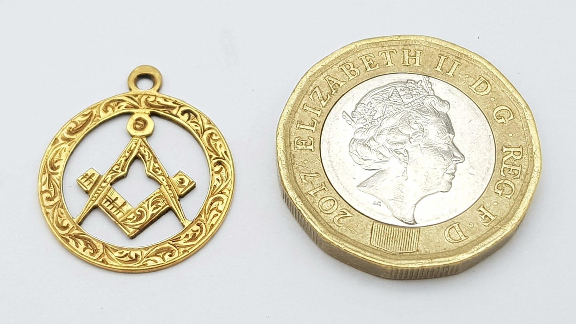 A Vintage 18K Yellow Gold Masonic Pendant. 2.5cm. 1.62g weight. - Bild 3 aus 4