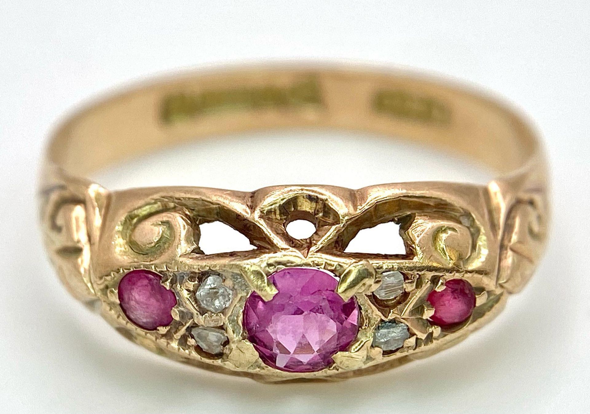 A 9K YELLOW GOLD KING GEORGE II ANTIQUE DIAMOND & RED STONE RING ( BELIEVED TO BE RUBY ). RING 1.8G. - Image 4 of 6