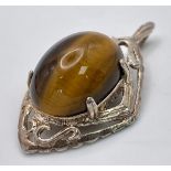 A LARGE STERLING SILVER TIGERS EYE SET PENDANT, WEIGHT 5.4G