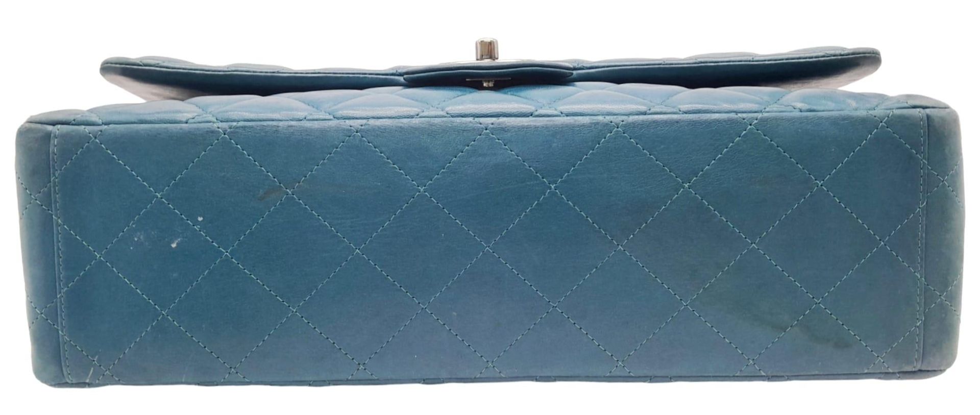 A Chanel Teal Jumbo Classic Double Flap Bag. Quilted leather exterior with silver-toned hardware, - Bild 2 aus 14