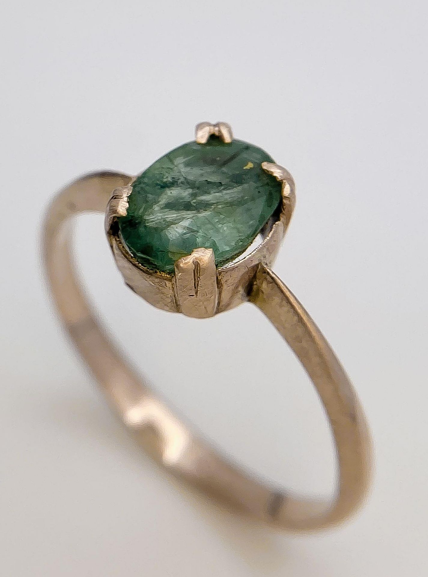 An 18K Yellow Gold Emerald Solitaire Ring. Size O. 2.12g - Bild 4 aus 6