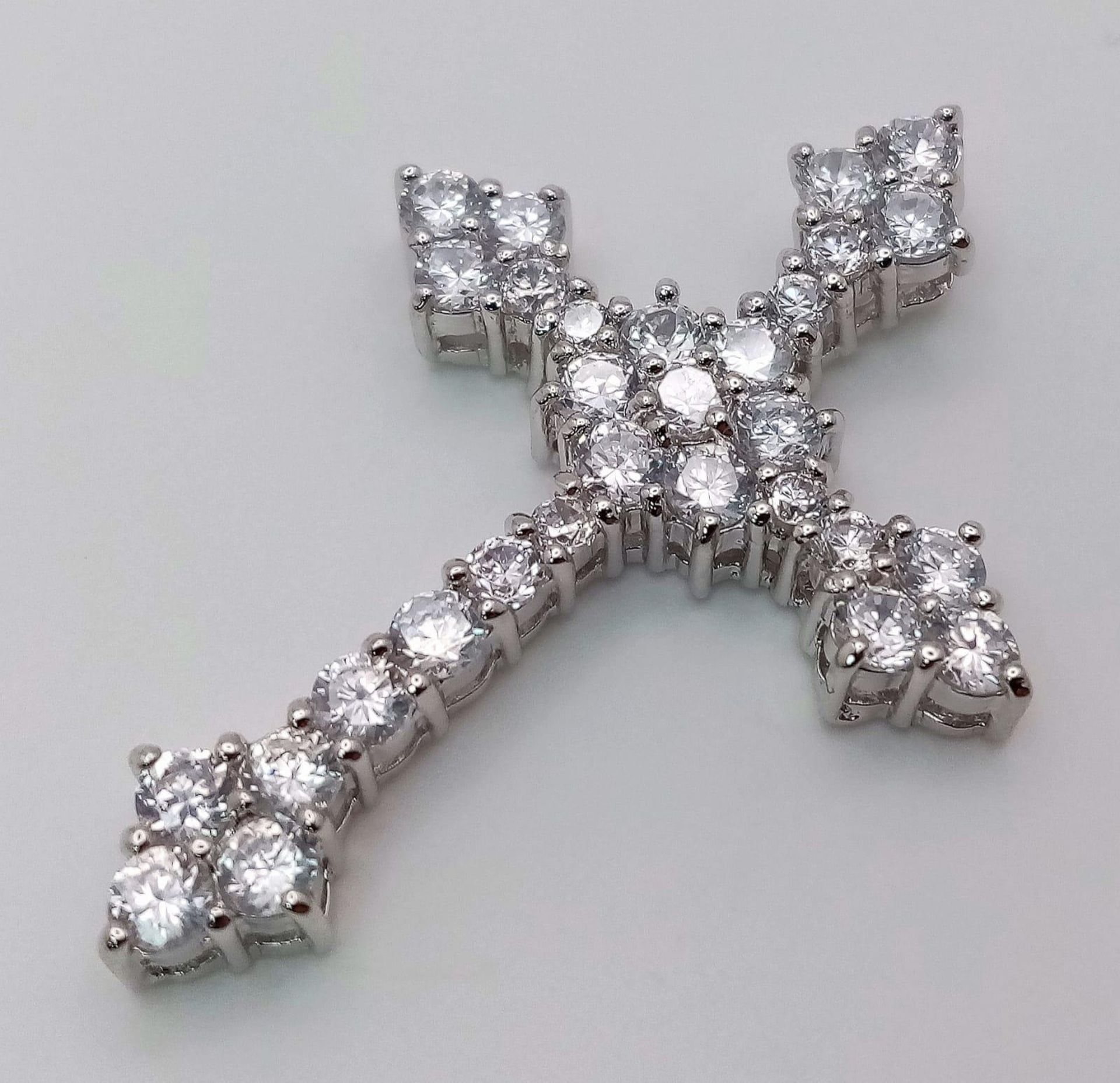 A SPARKLING STERLING SILVER FANCY STONE SET CROSS PENDANT, WEIGHT 5.1G