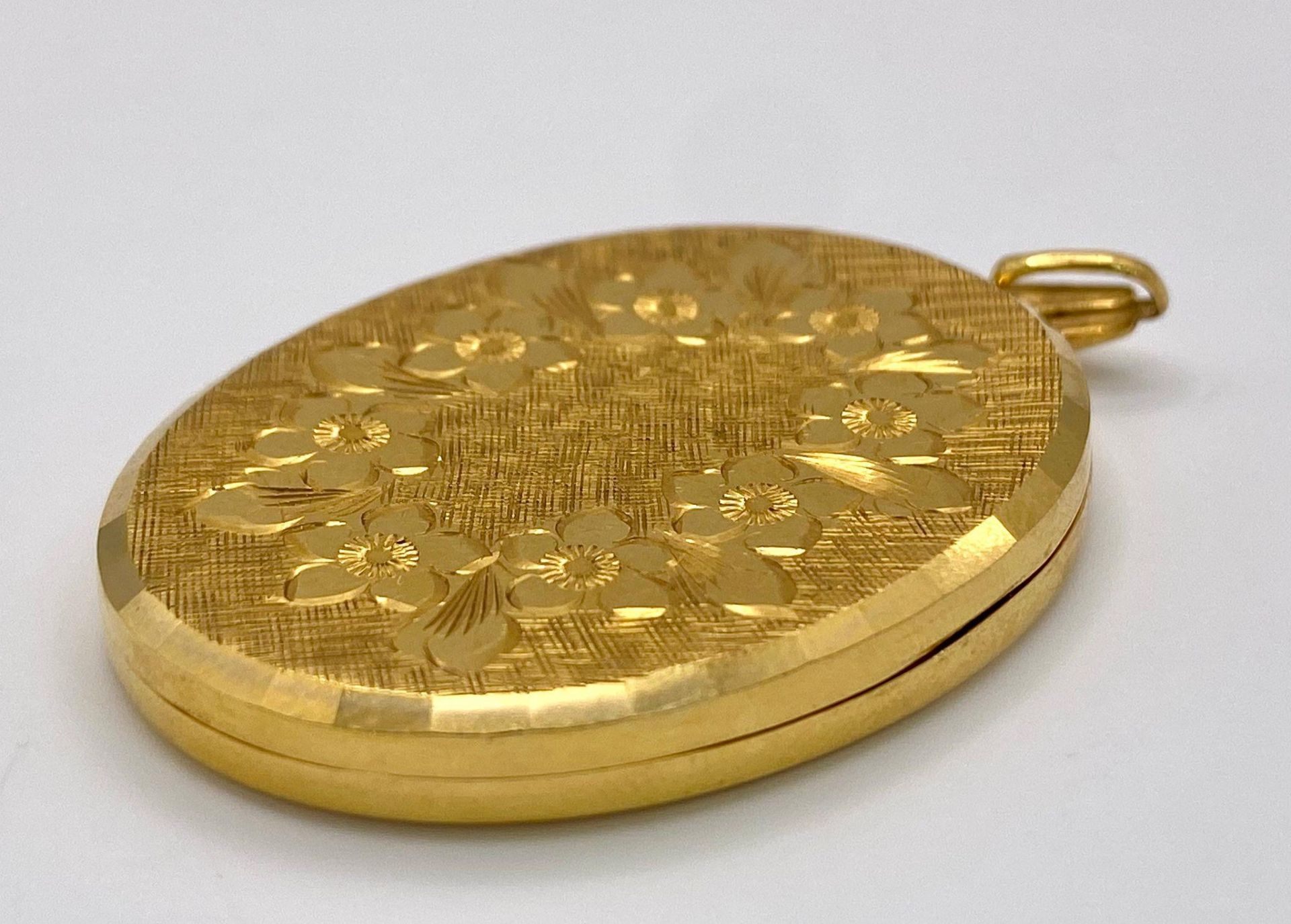 A Large Vintage 9K Yellow Gold Locket Pendant. Classic floral decoration in an oval shape. 6cm. 16. - Bild 2 aus 6