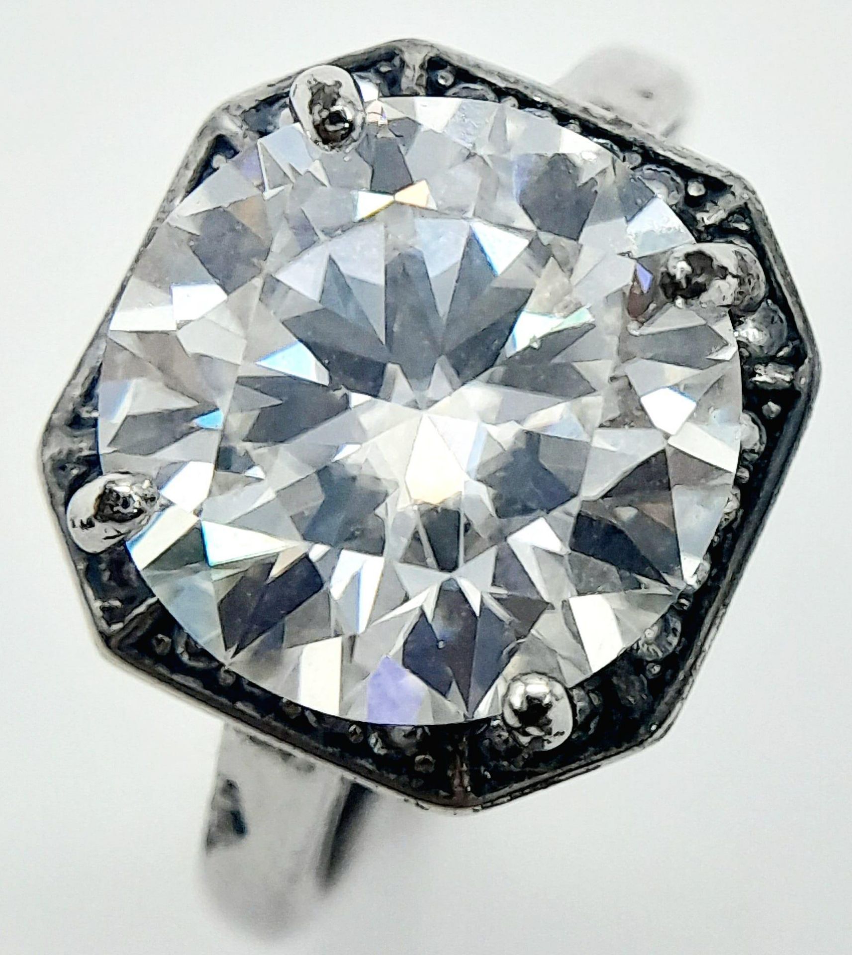 A 5ct Brilliant Round Cut White Moissanite Ring - Set in 925 silver. Size M. Comes with a GRA - Image 3 of 8