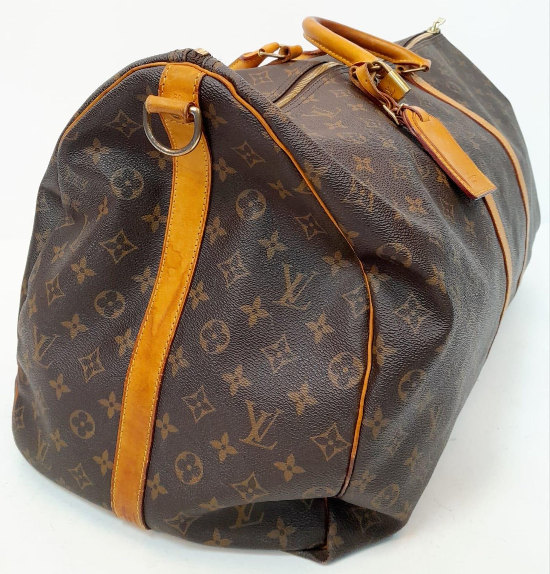 A Large Louis Vuitton Keepall Travel Bag. Monogram LV canvas exterior with cowhide leather handles - Bild 3 aus 8