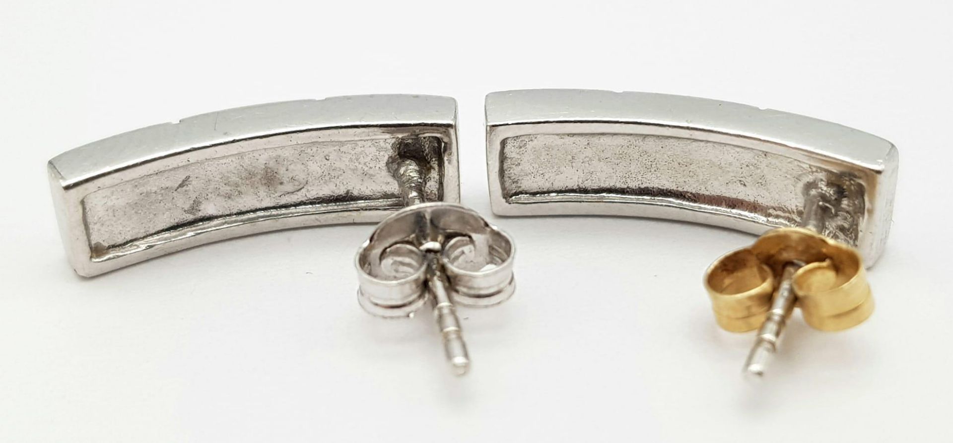 A PAIR OF 9K WHITE GOLD MOTHER OF PEARL SET DROP EARRINGS. 3.3G - Image 4 of 5