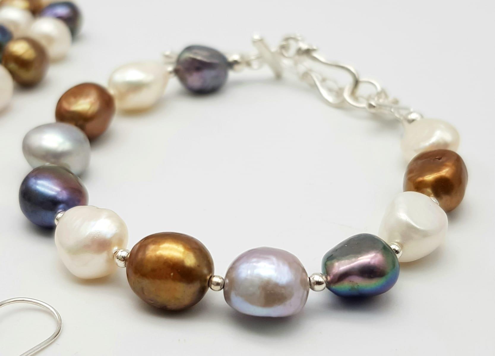 A natural, multi-coloured pearl necklace, bracelet and earrings set, in a presentation box. Necklace - Image 4 of 12