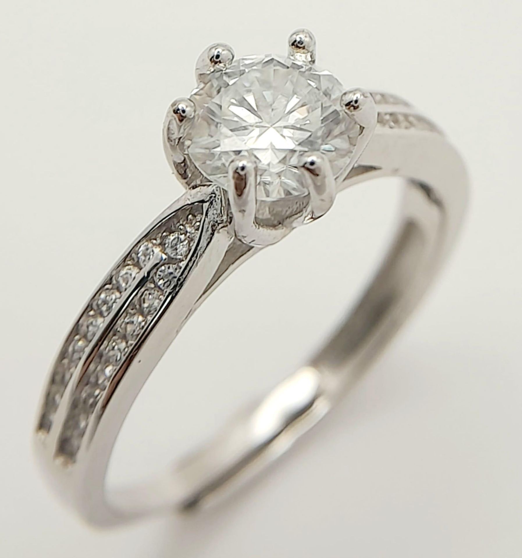 A sterling silver ring with a round cut moissanite (1 carat) and two bands of moissanites on each - Bild 5 aus 9