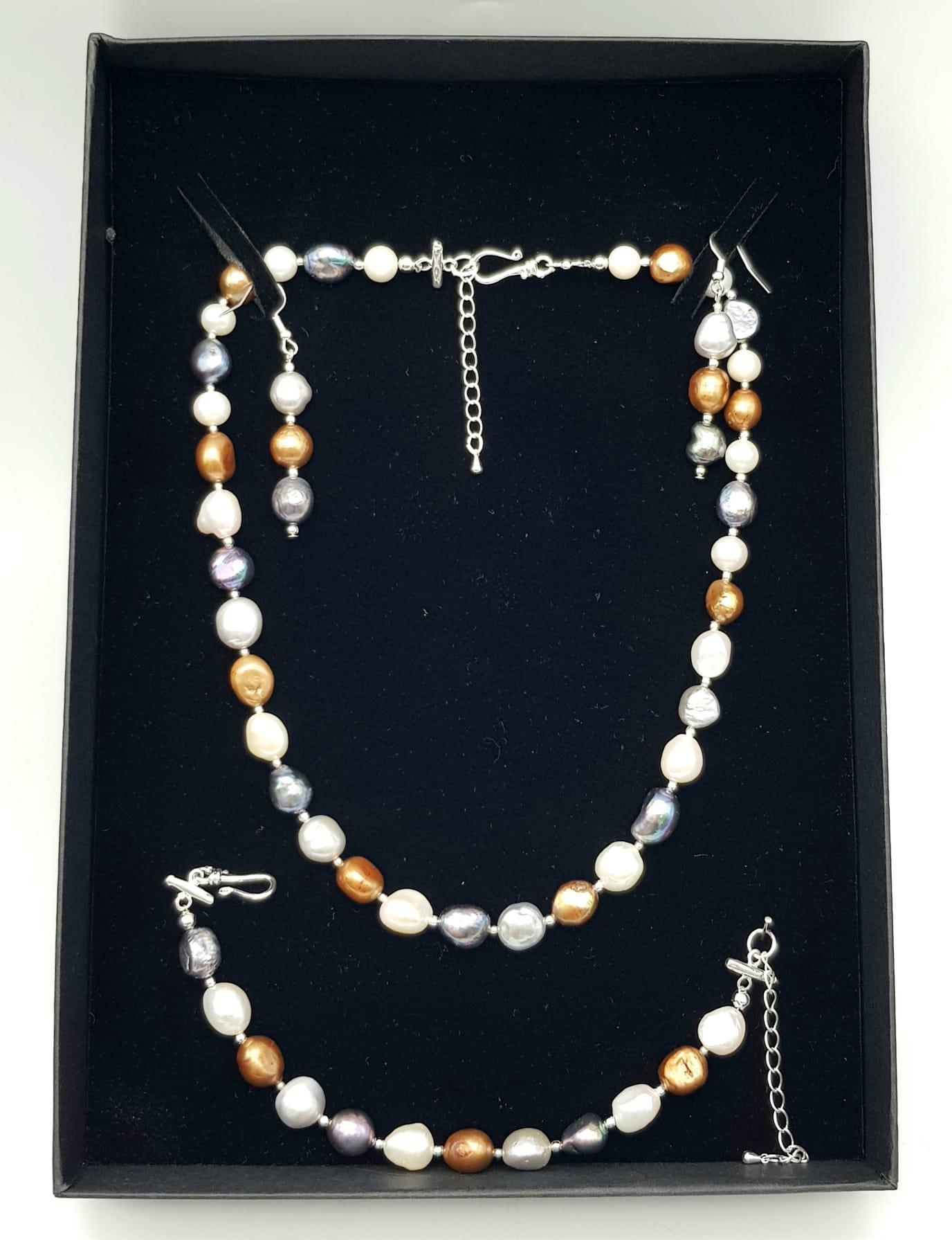 A natural, multi-coloured pearl necklace, bracelet and earrings set, in a presentation box. Necklace - Image 10 of 12