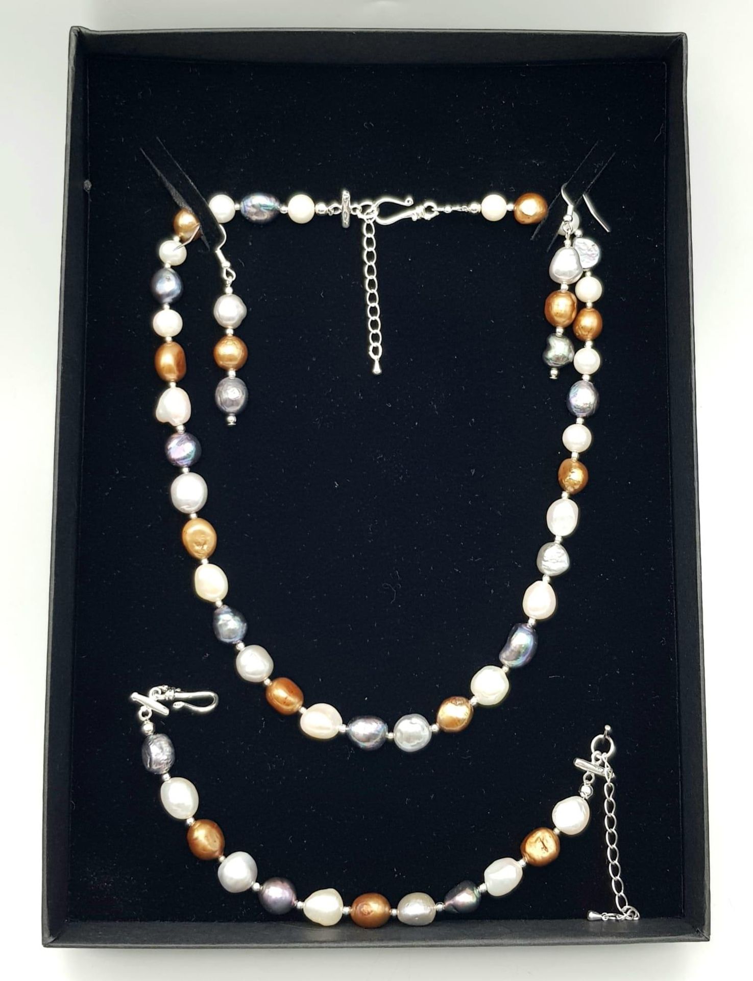A natural, multi-coloured pearl necklace, bracelet and earrings set, in a presentation box. Necklace - Bild 10 aus 12