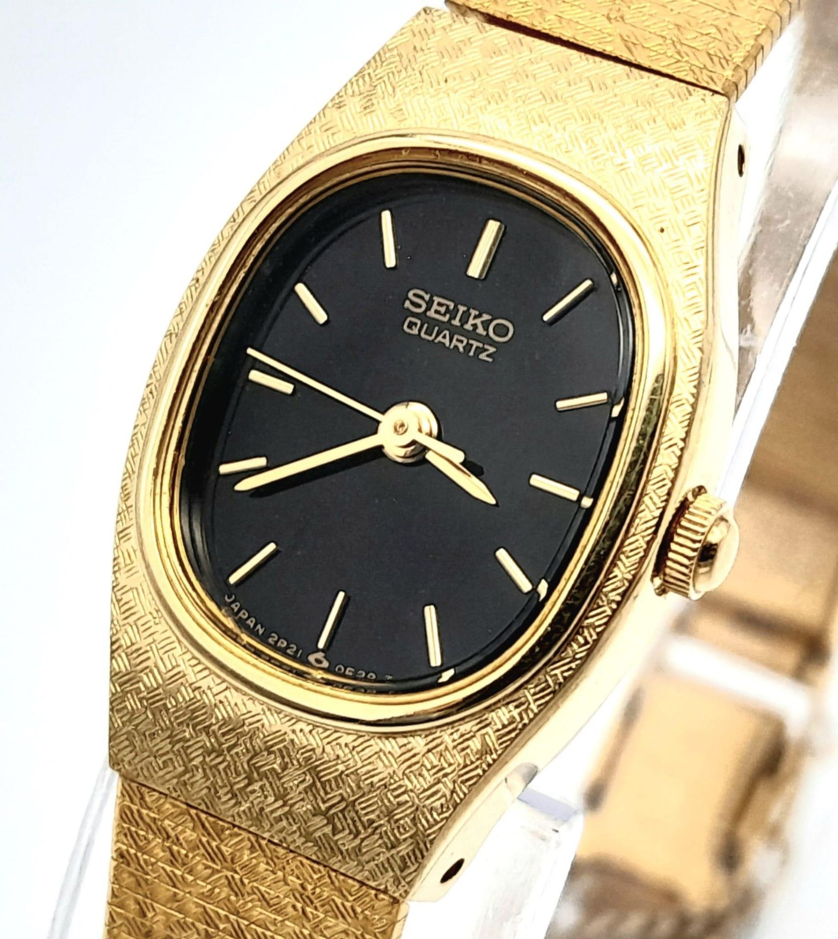 A Vintage Gold Plated Seiko Quartz Ladies Watch. Gold plated bracelet and case - 14mm. Black dial. - Bild 2 aus 6