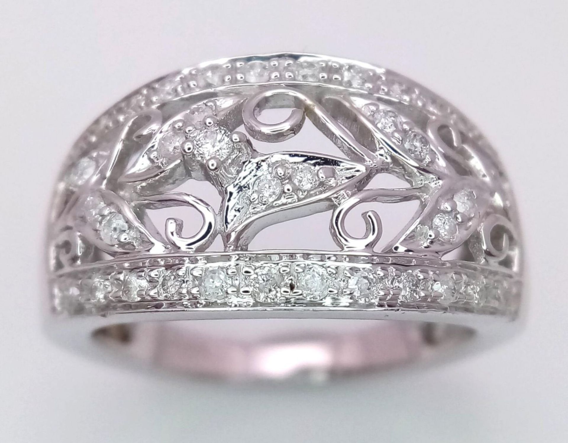 A FANCY 9K WHITE GOLD DIAMOND FLORAL RING, APPROX 0.25CT DIAMONDS, WEIGHT 5.1G SIZE N - Image 3 of 8