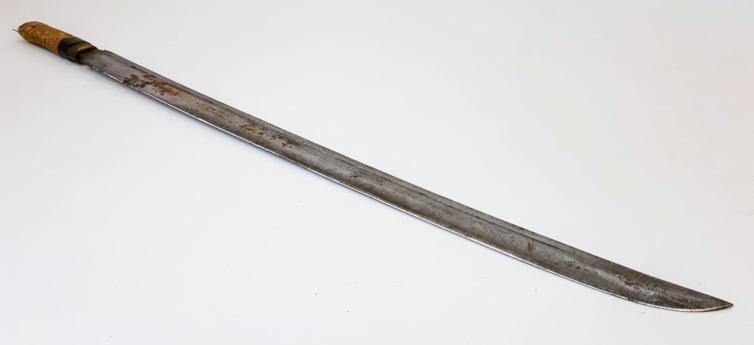 An Antique Heavy Curved Blade Oriental Sword in Leather Covered Wooden and Iron Sheath. Very Sharp - Image 5 of 16