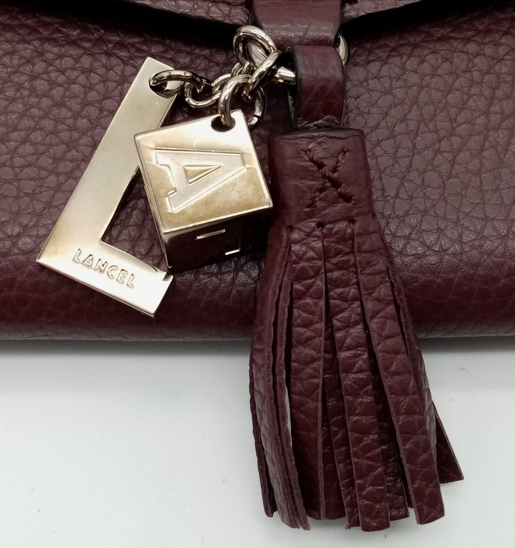 A Lance Burgundy Leather Hand/Shoulder Flap Bag. Textured leather exterior. Soft red textile - Bild 12 aus 16