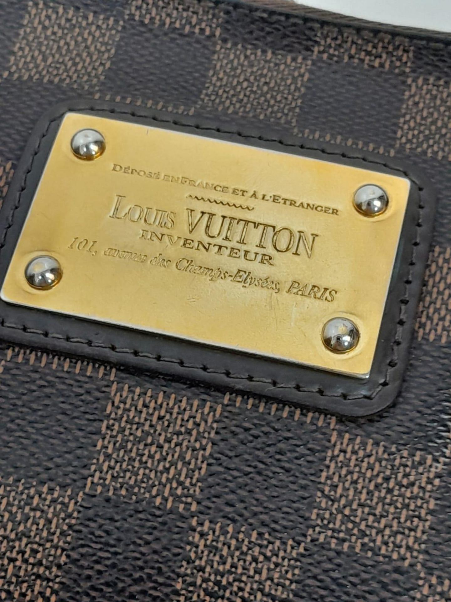 A Louis Vuitton Damier Ebene 'Eva' Pochette Shoulder Bag. Leather exterior with gold-toned hardware, - Bild 3 aus 6