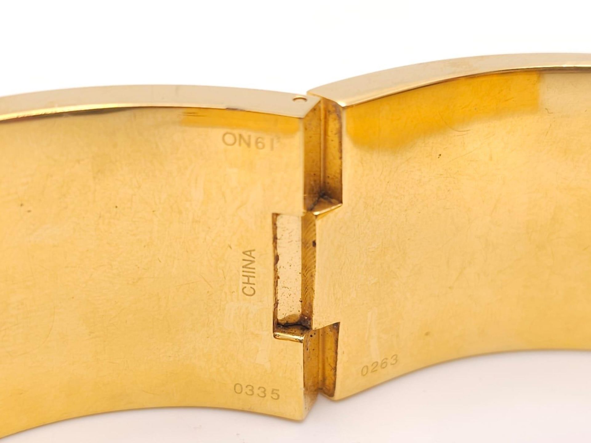 A CLIP BANGLE FASHION WATCH BY COACH , WITH QUARTZ MOVEMENT AND SQUARE GOLD TONE DIAL . COMES WITH - Bild 16 aus 24