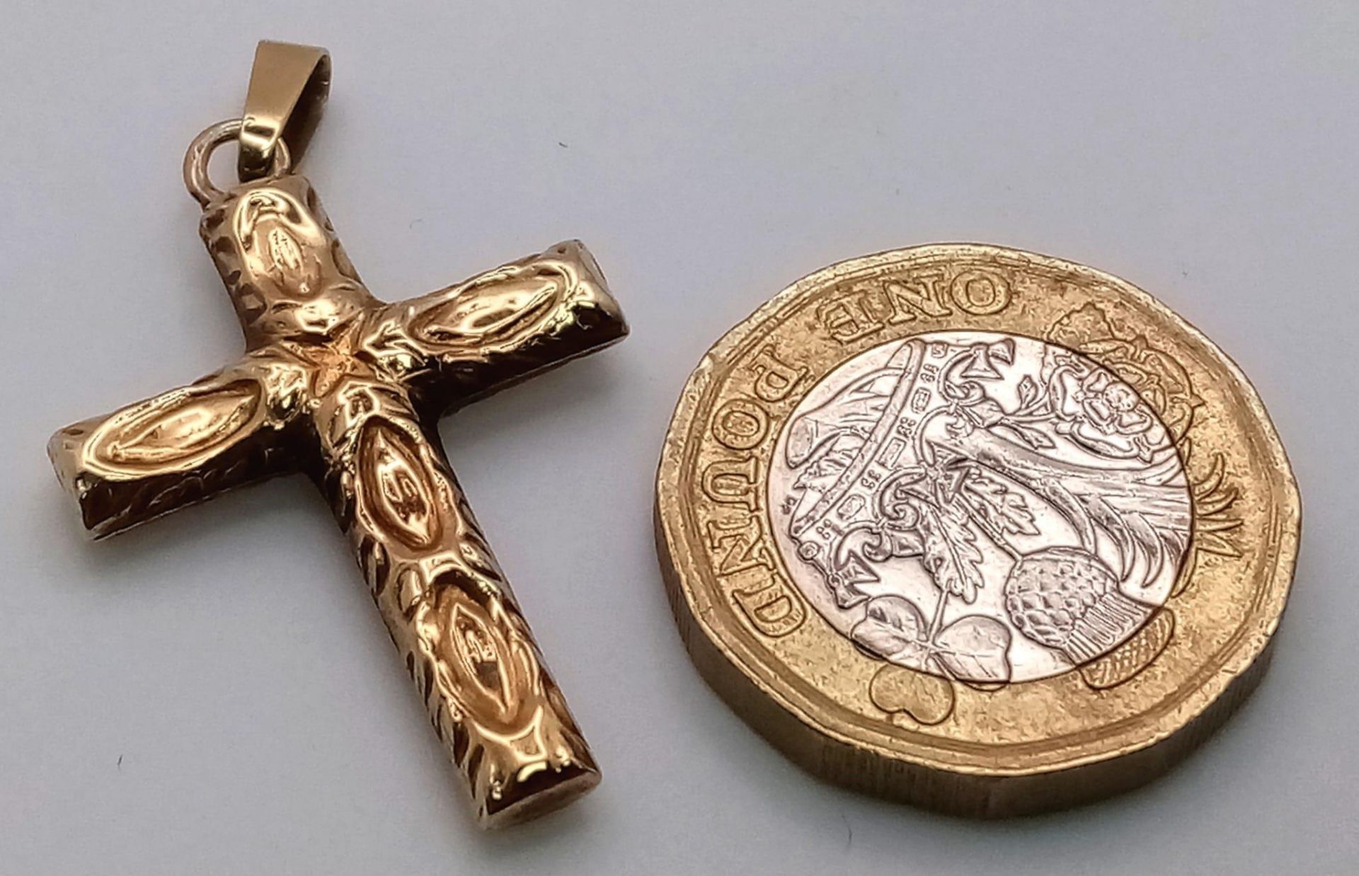 An attractive 9k yellow gold detailed cross pendant, weight 1.1g - Image 3 of 3
