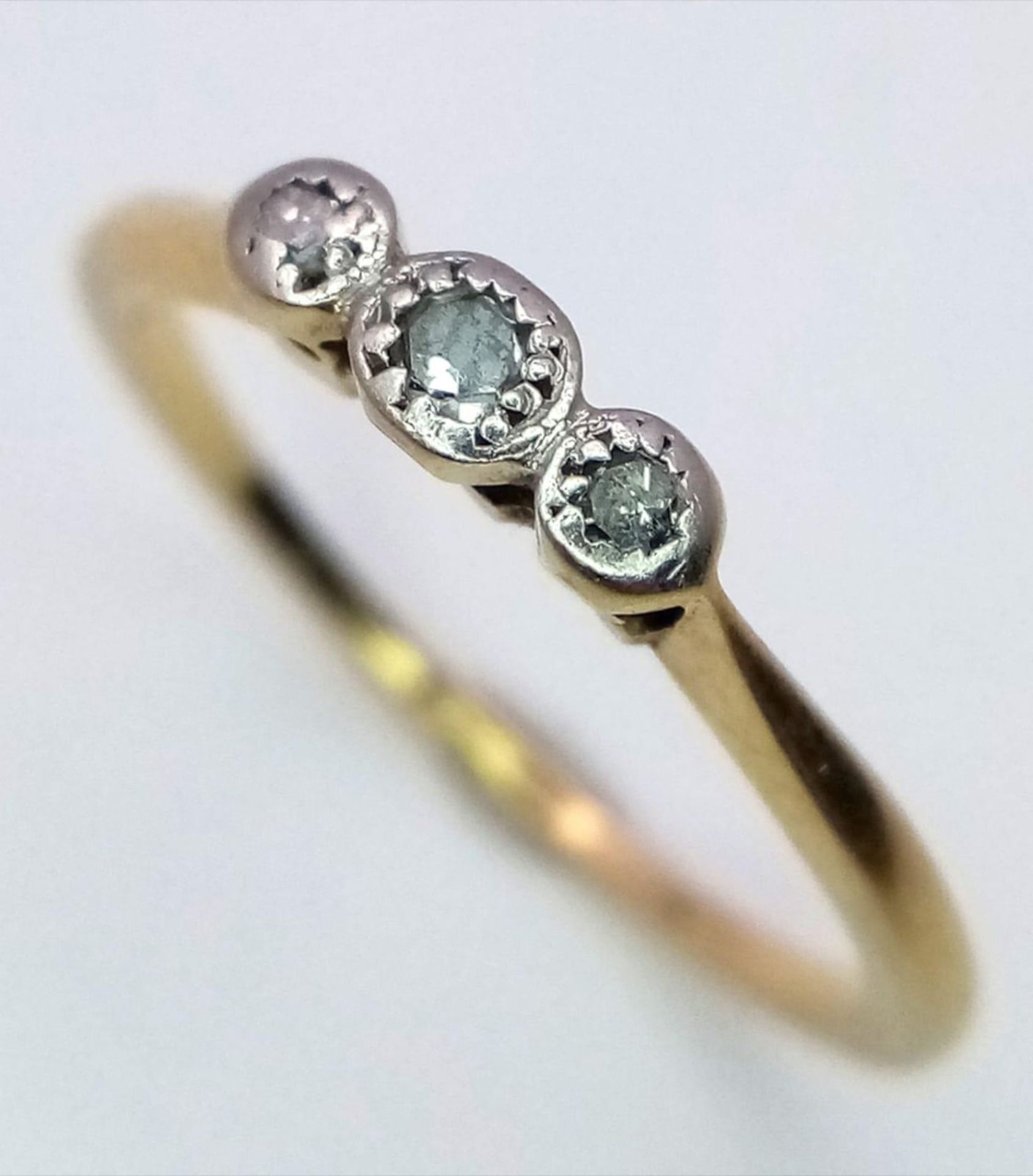 A VINTAGE 18K YELLOW GOLD & PLATINUM SET WITH 3 STONE DIAMOND RING, WEIGHT 1.6G SIZE K, REF SC 4090 - Image 7 of 10