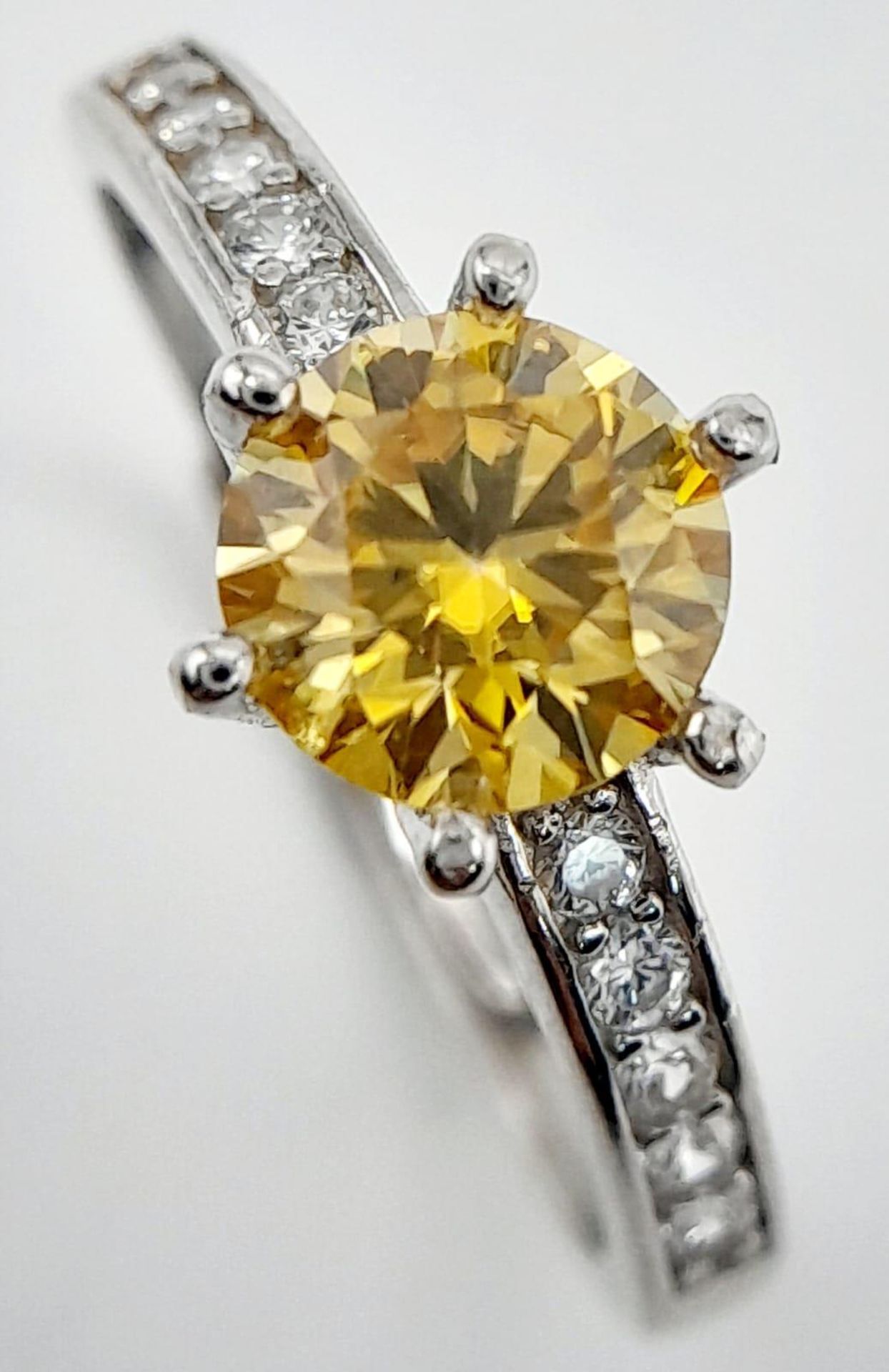 A 1ct Golden Yellow Moissanite Ring set in 925 Silver. Size O. Comes with a GRA certificate. - Bild 5 aus 9