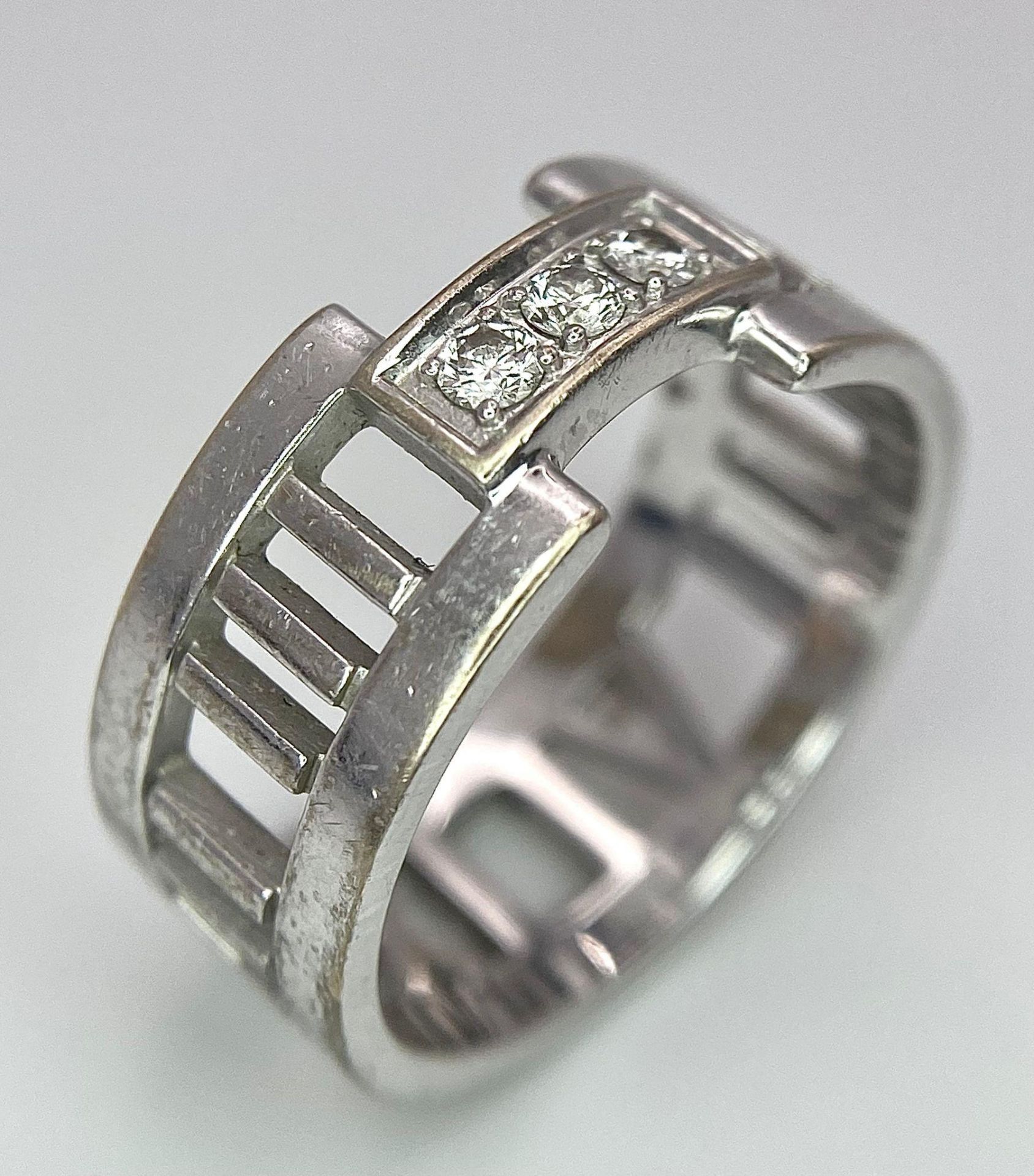 An 18K White Gold Tiffany Atlas Diamond Ring. Pierced Roman numeral decoration. Tiffany mark. Size - Bild 3 aus 9