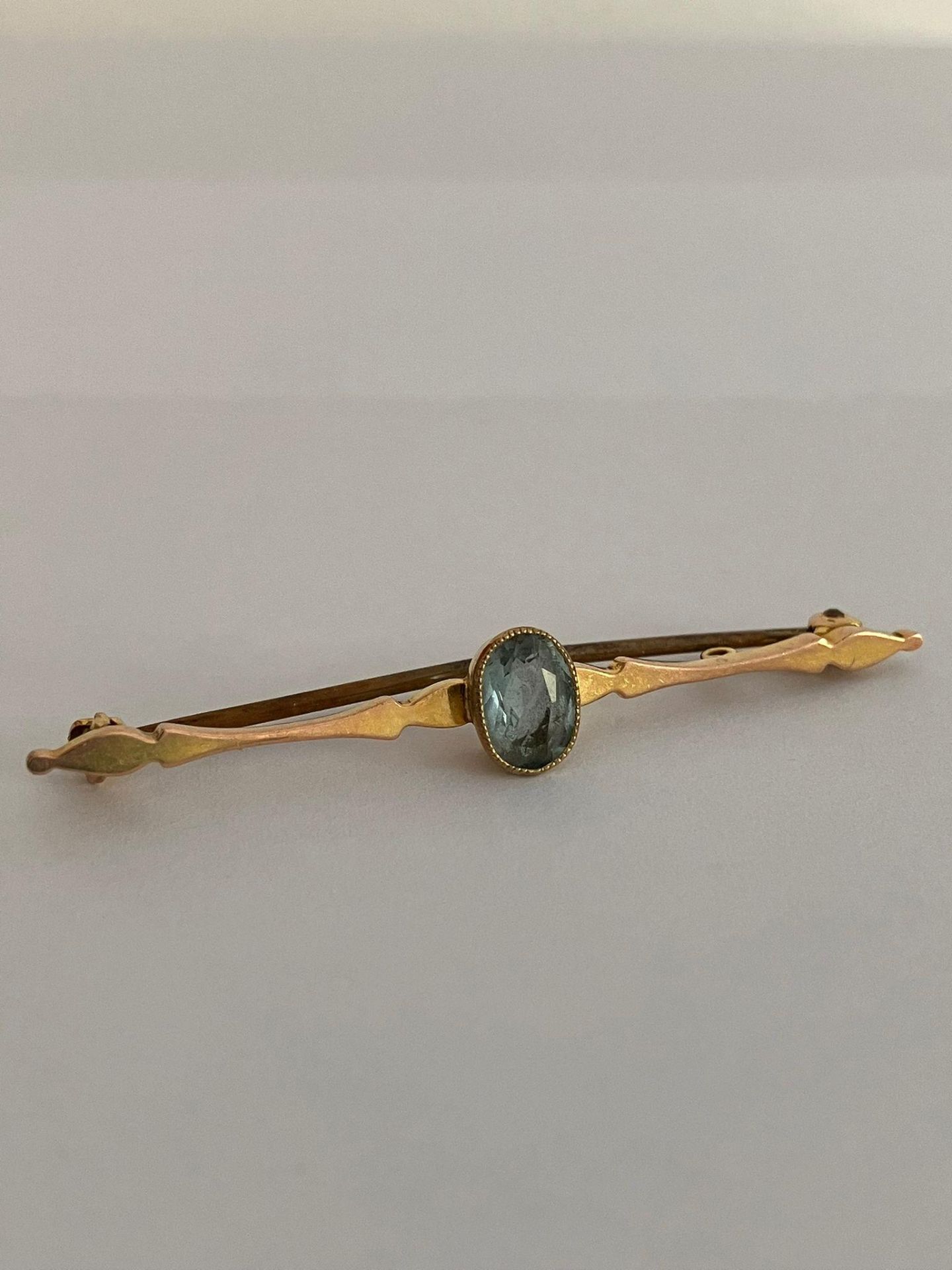 Vintage 9 carat GOLD and BLUE TOPAZ BAR BROOCH. Complete with original vintage case. 1.9 grams.