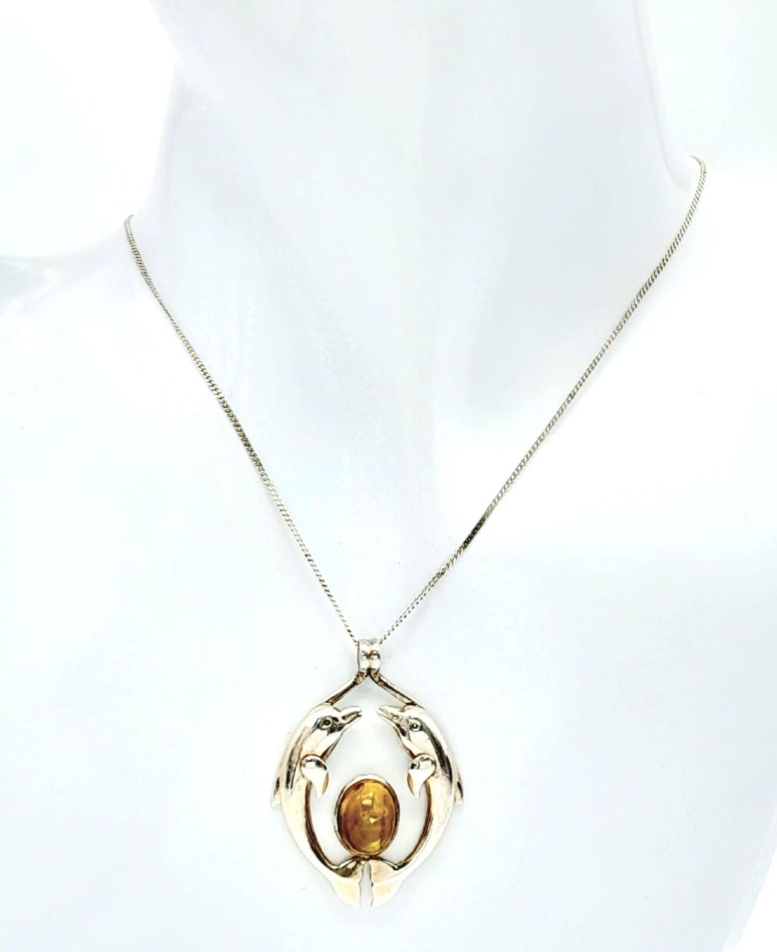 A Vintage Sterling Silver Stone Set Dolphin Pendant Necklace. 46cm Length. Pendant Measures 3.7cm - Image 3 of 10