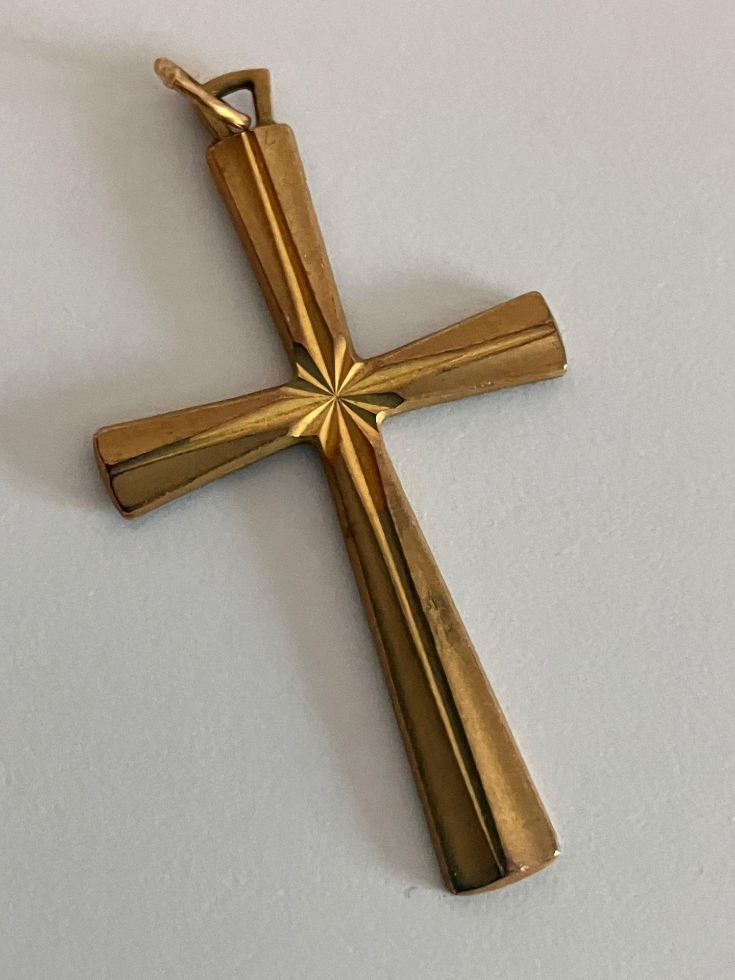 Attractive 9 carat YELLOW GOLD CROSS. Full UK hallmark. 2.16 grams. 3.5 cm x 2.0 cm.