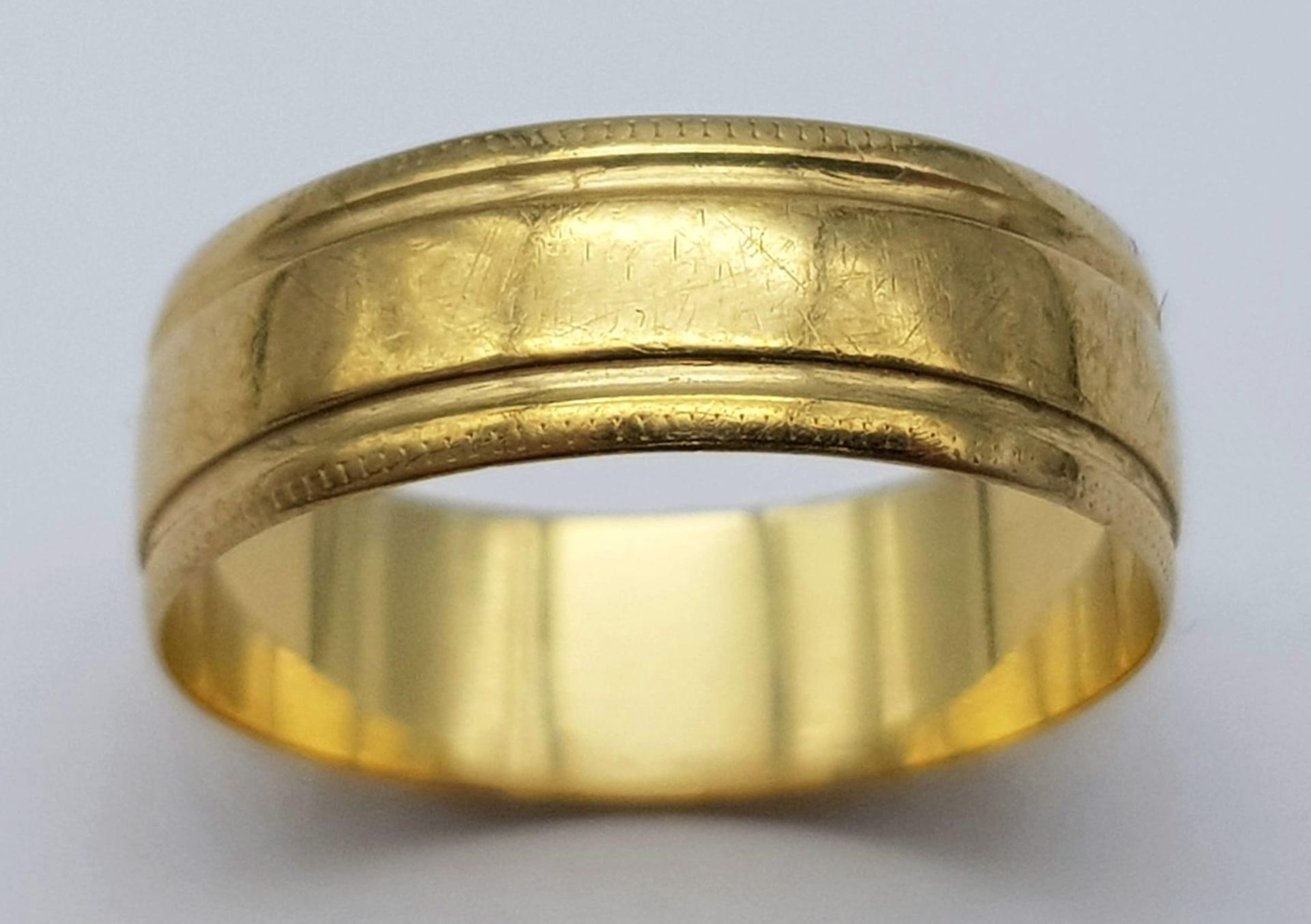 A Vintage 9K Yellow Gold Ridged Band Ring. 7mm width. Full UK hallmarks. 2.5g weight - Bild 2 aus 4