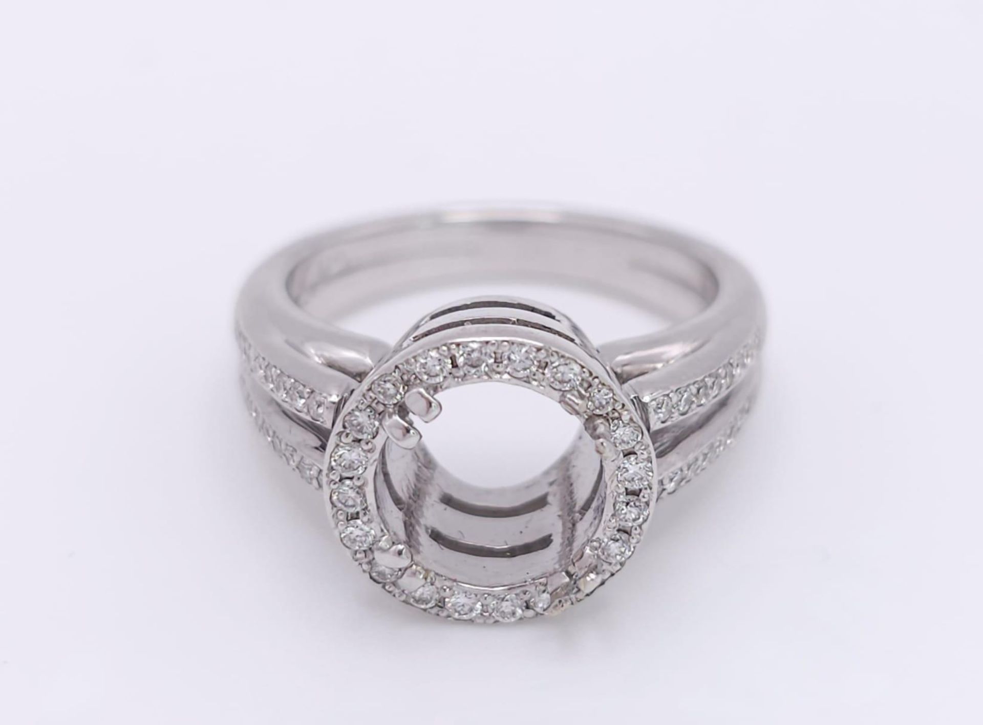 AN 18K WHITE GOLD DIAMOND RING - SET HALO MOUNT WITH DIAMOND SET SPLIT SHOULDERS. SHANK RING MOUNT - Image 4 of 8