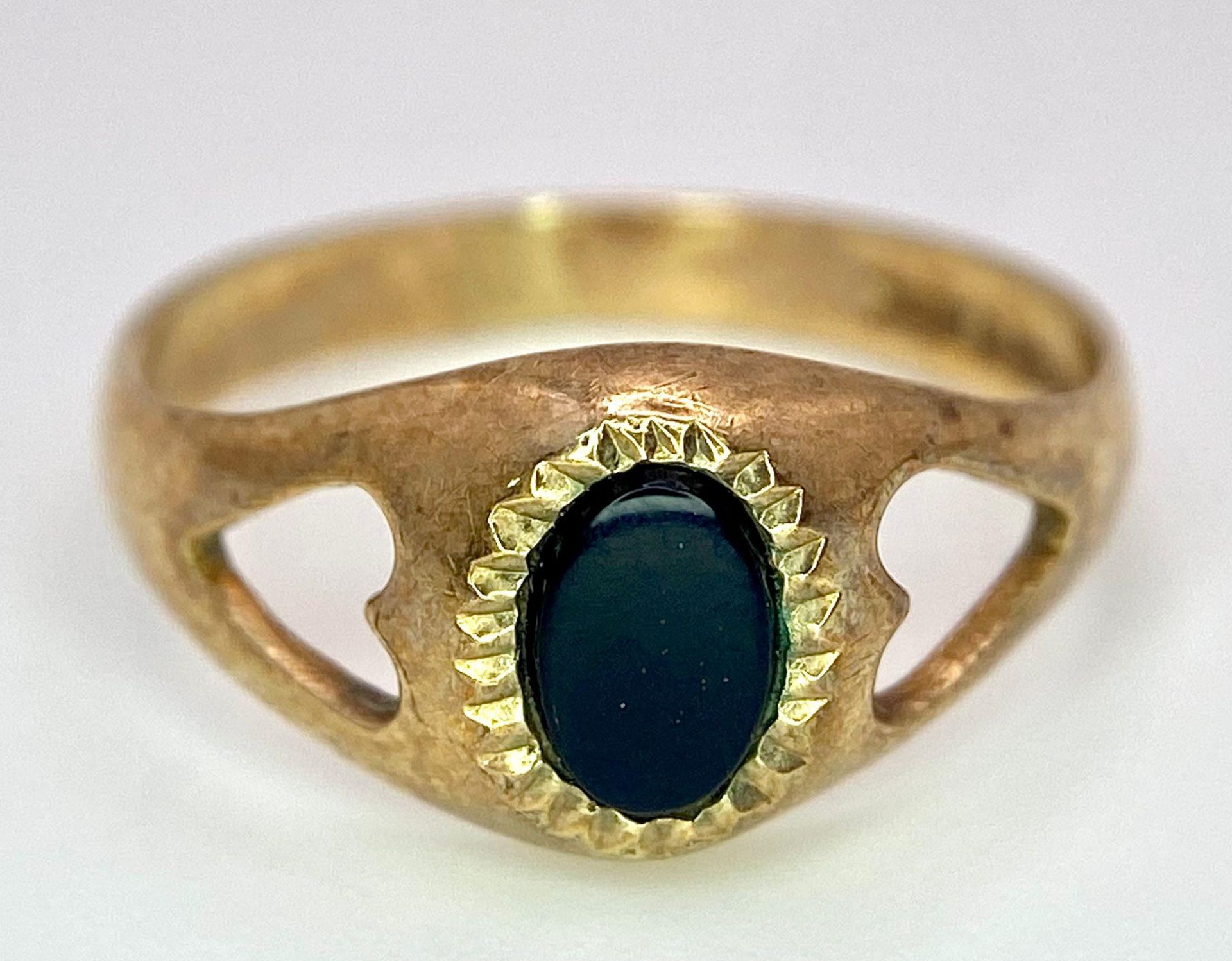 A 9K Yellow Gold Black Onyx Ladies Ring. Size K. 1.83g total weight. - Image 4 of 6