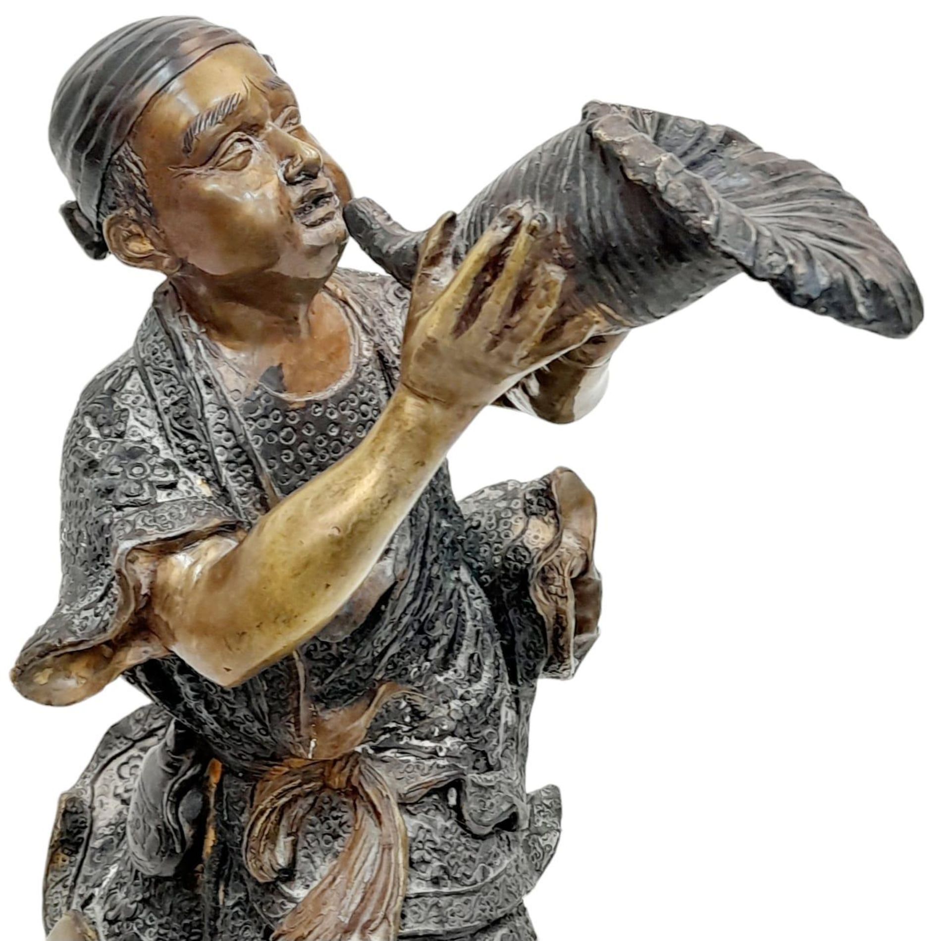 A Magnificent Large Antique Japanese Edo Period Okimono Bronze Statue Depicting a Young Man - Image 3 of 7