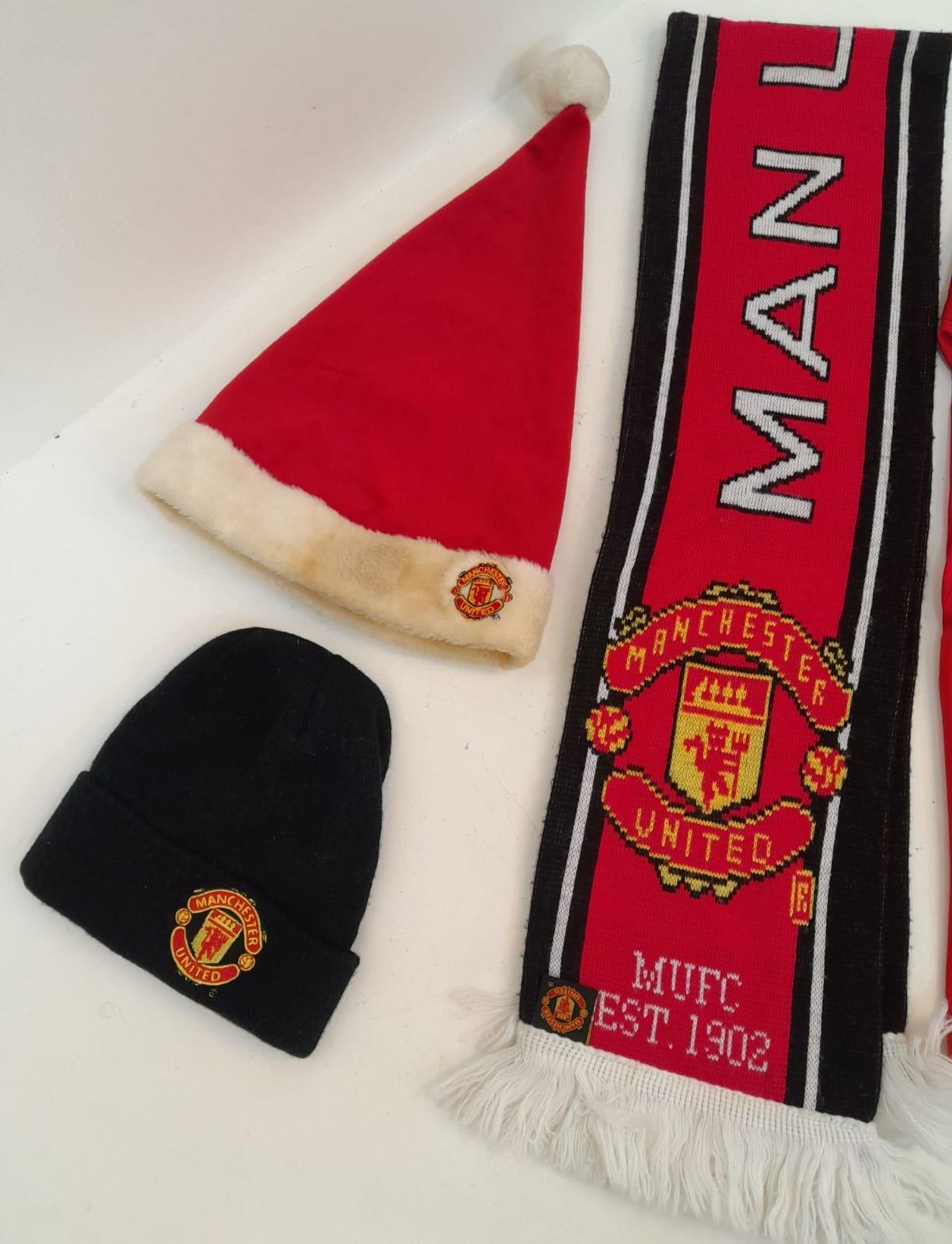 A Collection of Manchester United Clothing: Nike Red Shirt - AIG (XL), Scarf, Xmas Hat, Beenie hat - Image 5 of 6