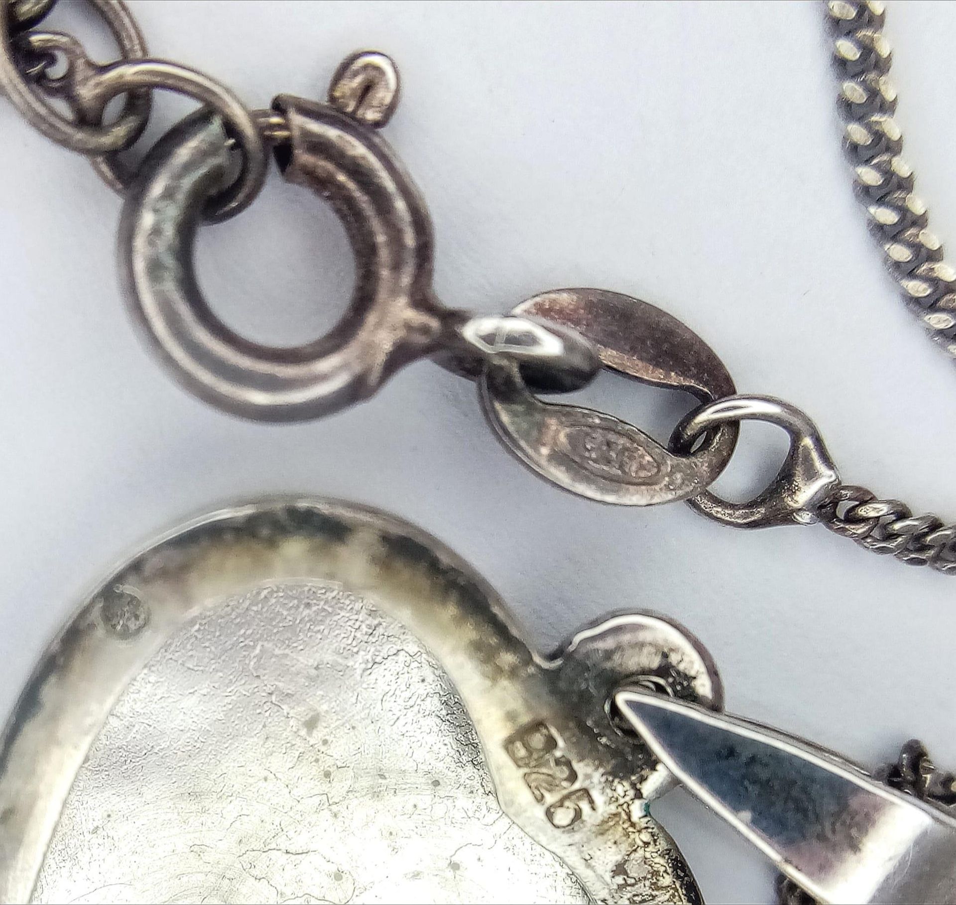 A 925 silver heart locket pendant on silver chain. Total weight 4.2G. Total length 46cm. - Image 6 of 7