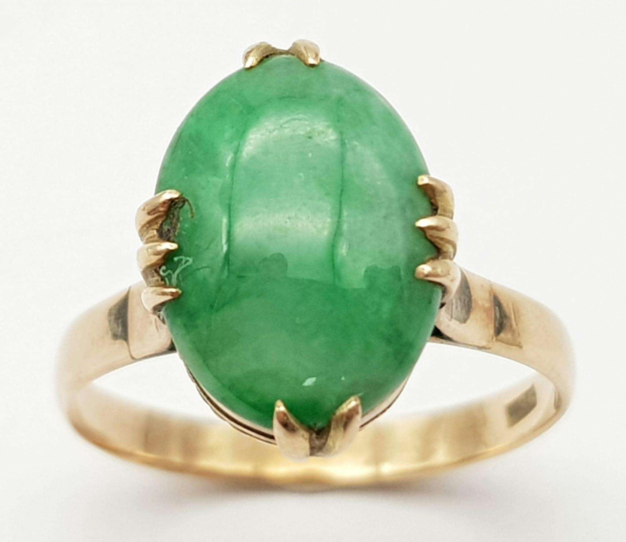 A Vintage 18K Yellow Gold Jade Ring. Oval cut jade cabochon on a four claw setting. Size R. 3.45g - Image 2 of 4