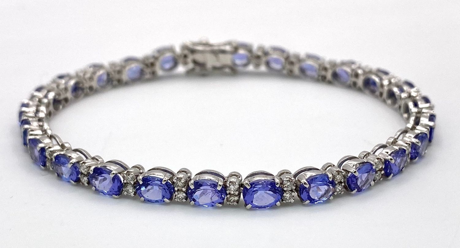 A spectacular 18 K white gold bracelet with oval cut tanzanite gems and round cut diamonds. - Image 3 of 16